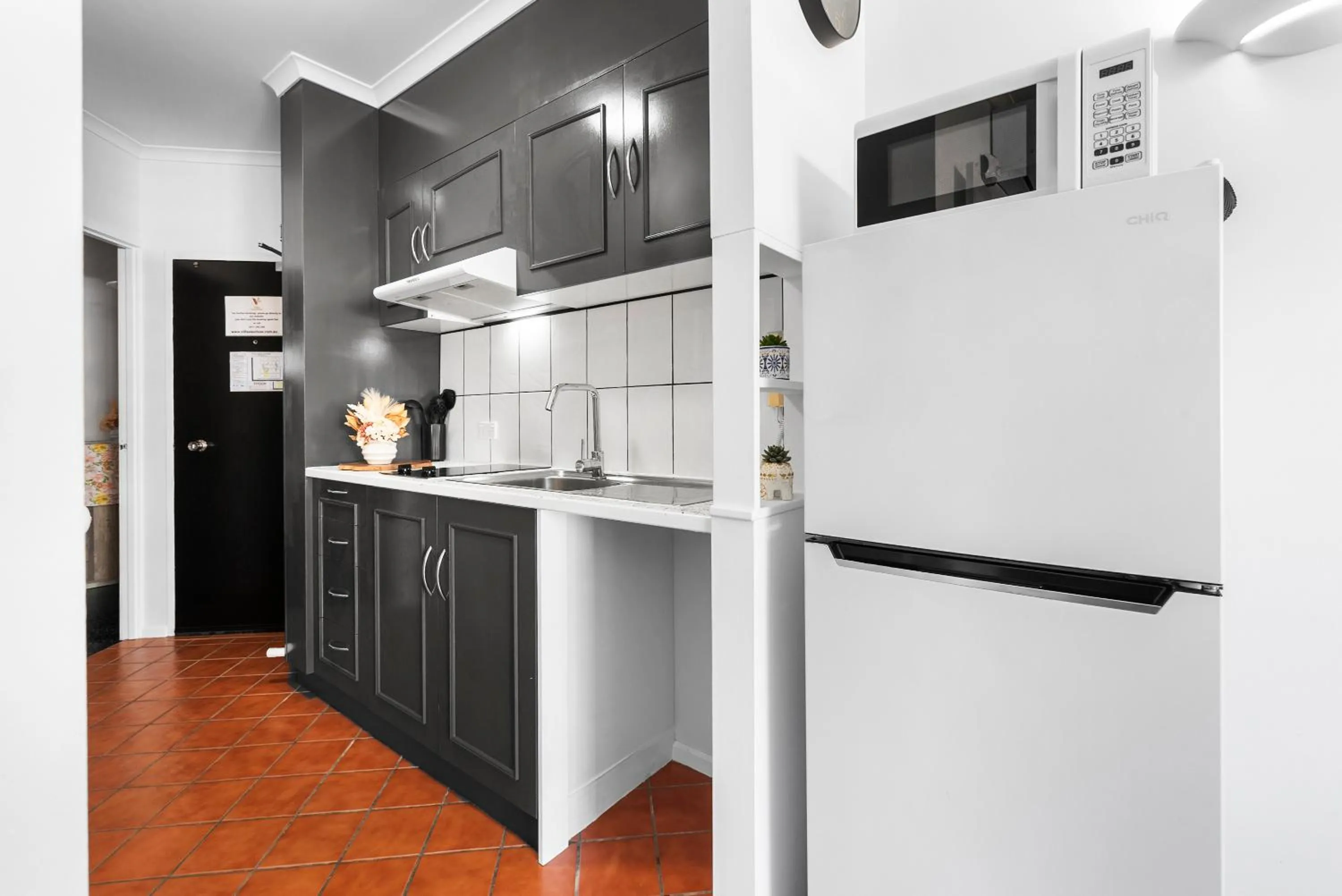 Kitchen or kitchenette in Villa Vaucluse Apartments