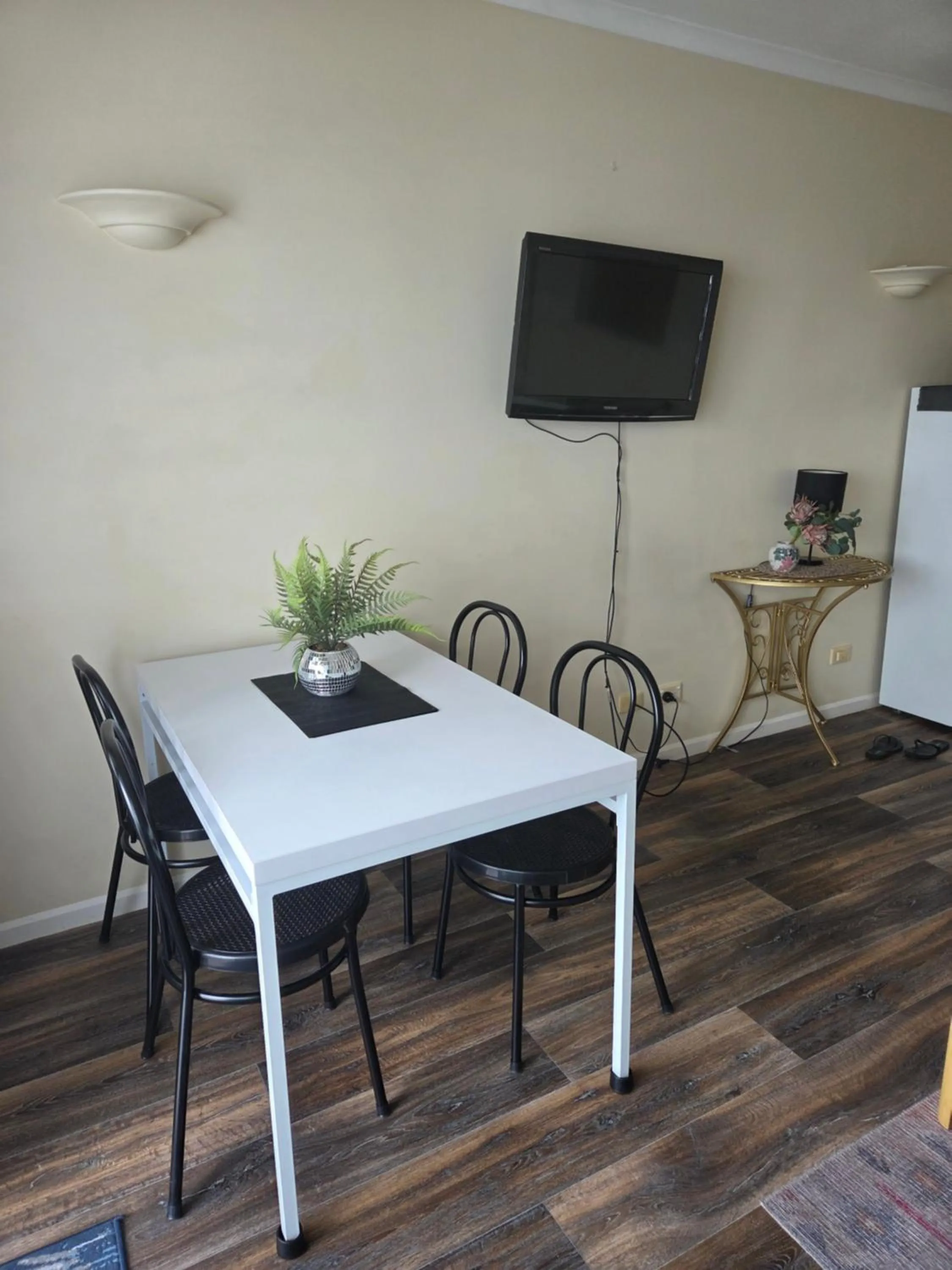 Dining area in Villa Vaucluse Apartments