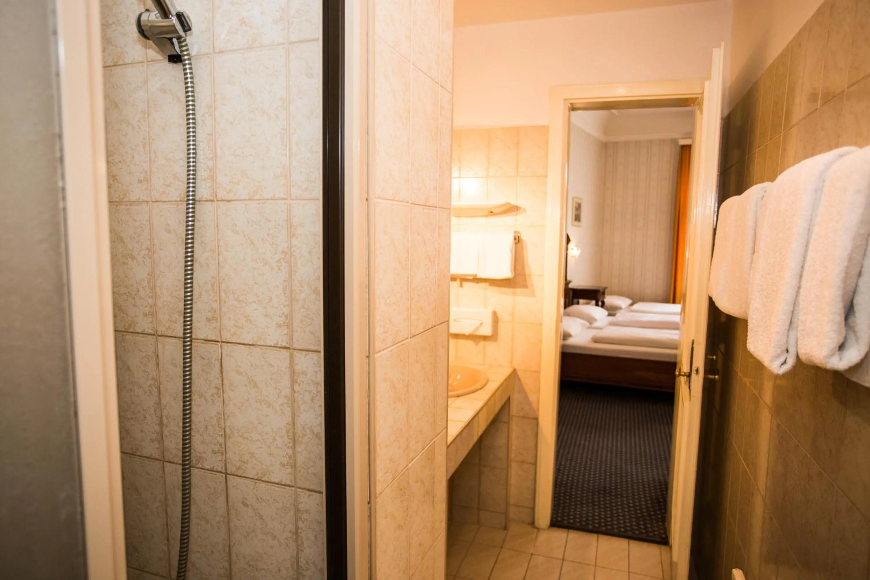 Bathroom, Bed in Hotel Atlanta