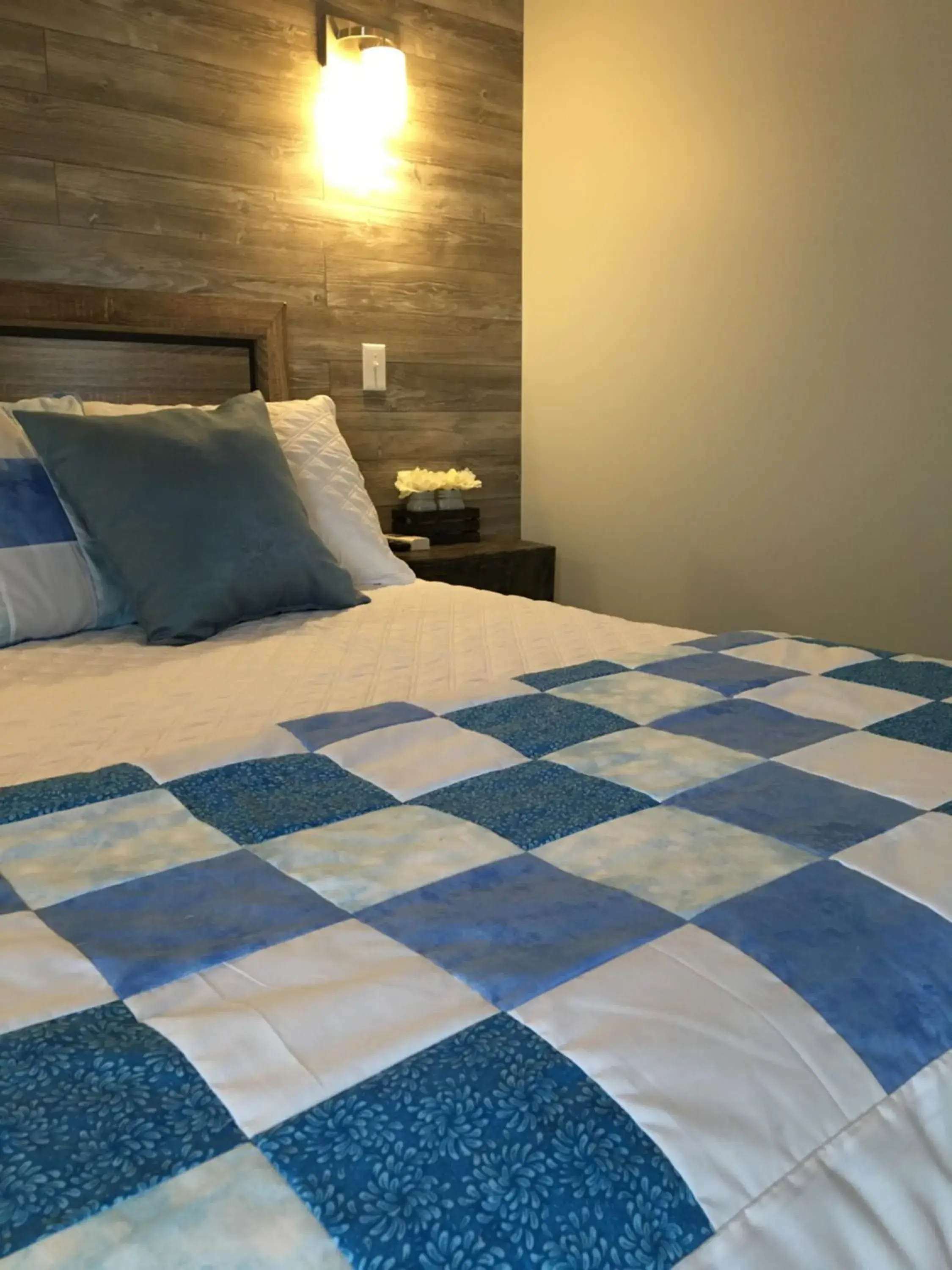 Queen Suite with Sea View in Raleigh Rooms & Taylor's Crafts Queen Suite with Sea View in Raleigh Rooms & Taylor's Crafts