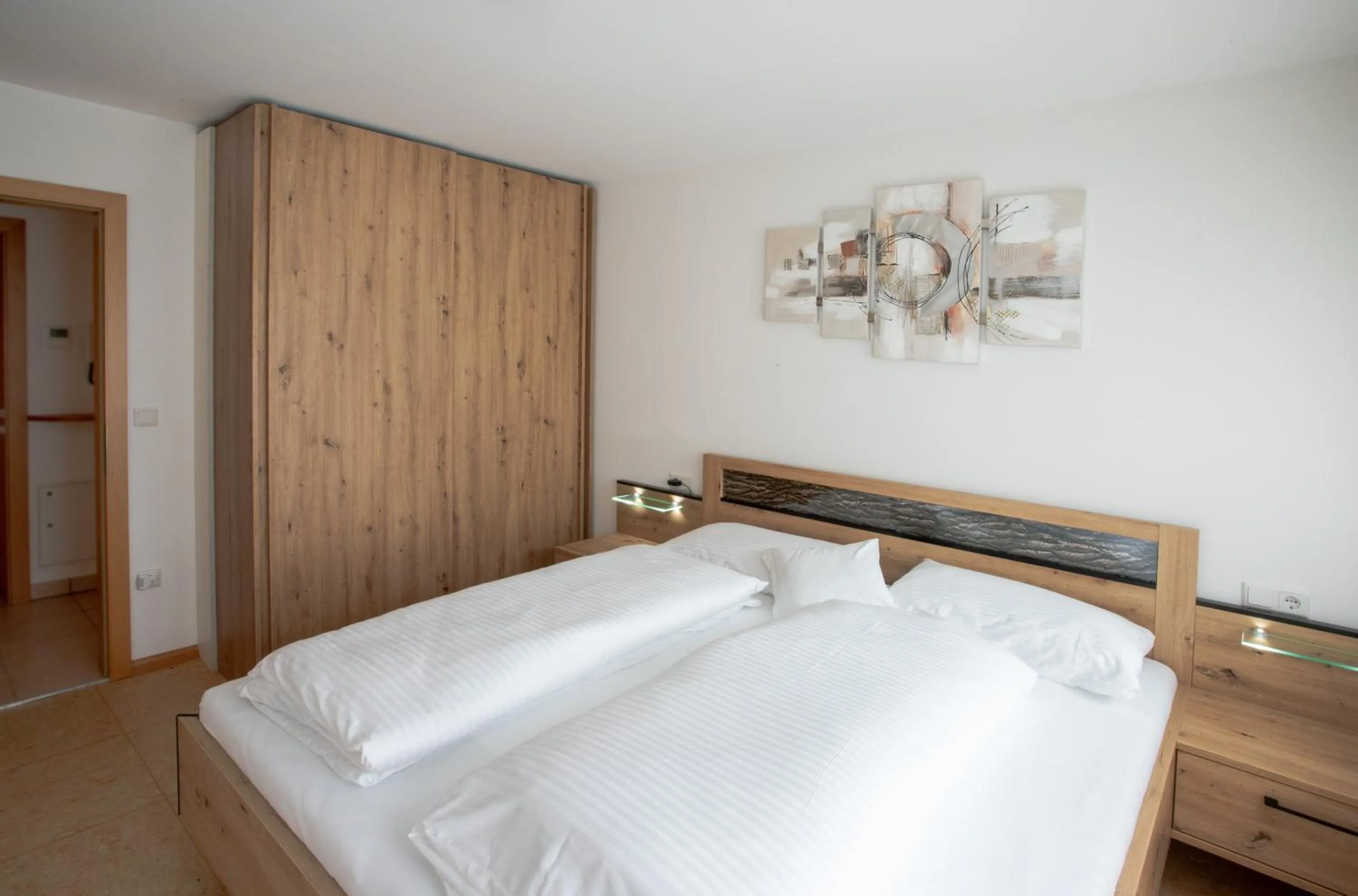 Photo of the whole room, Bed in Residence Sonneck