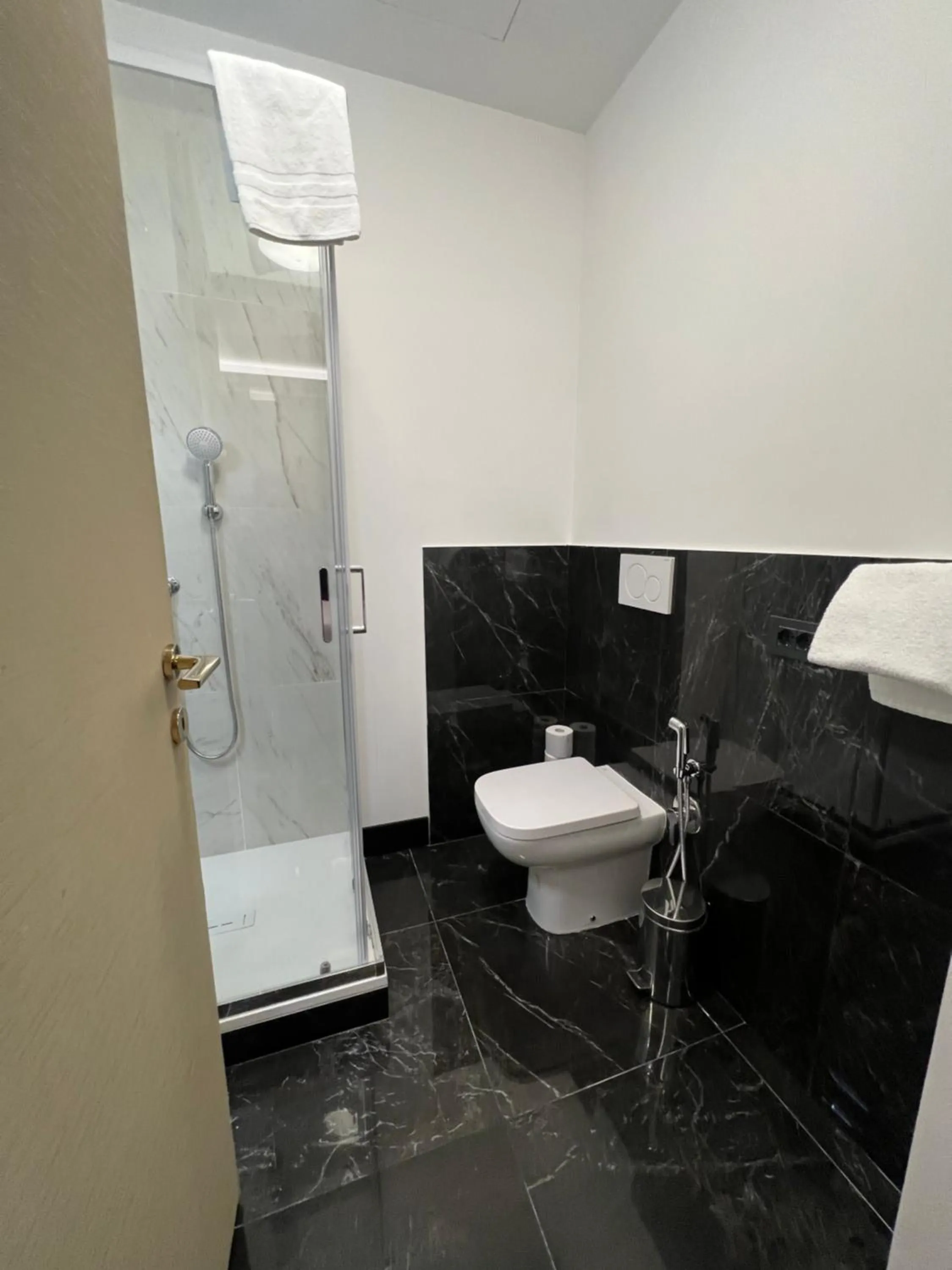 Shower in BQ House Colosseo Luxury Rooms