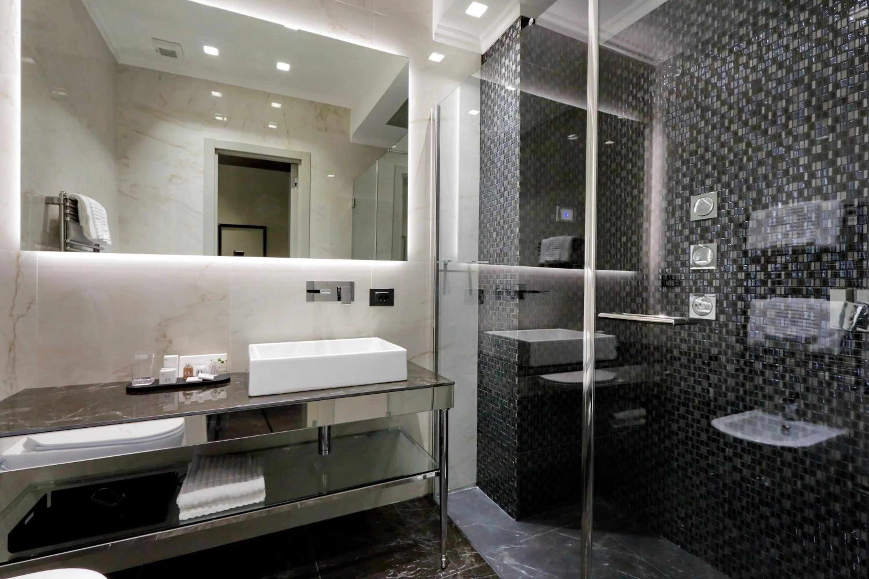 Bathroom in BQ House Colosseo Luxury Rooms