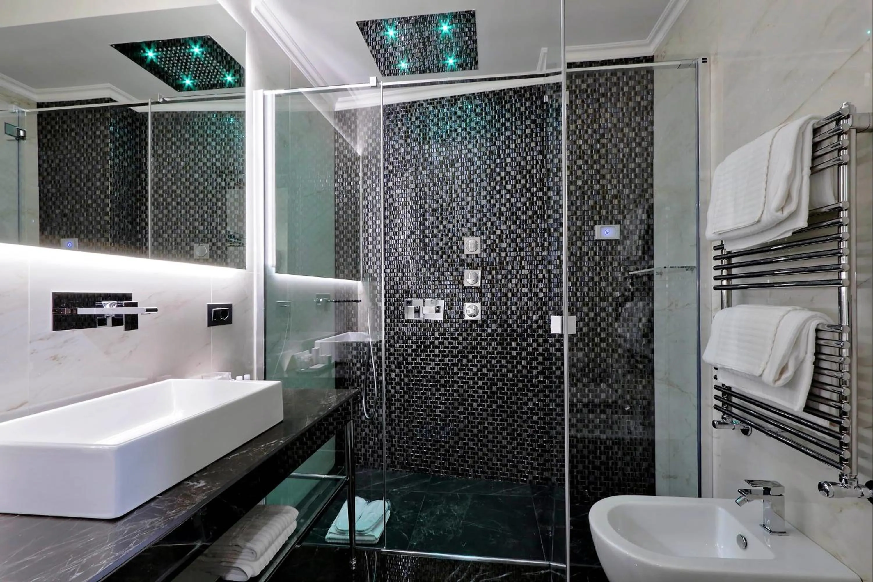 Shower in BQ House Colosseo Luxury Rooms