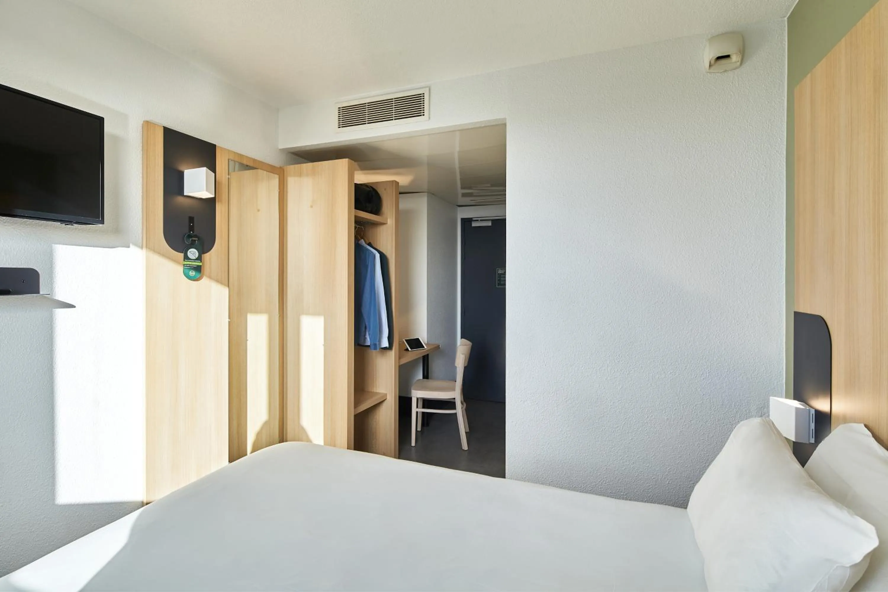 Bedroom, Bed in B&B HOTEL Paris Nord Gonesse Parc des Expos