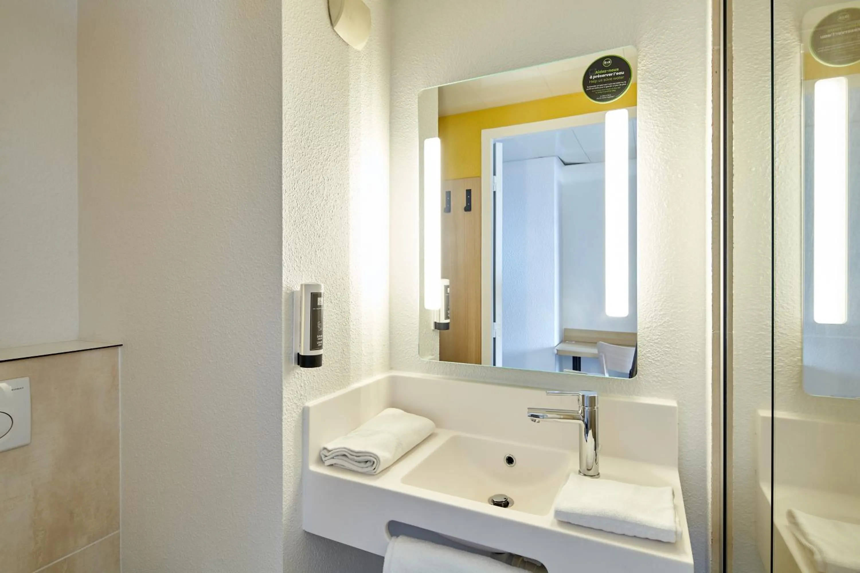 Bathroom in B&B HOTEL Paris Nord Gonesse Parc des Expos