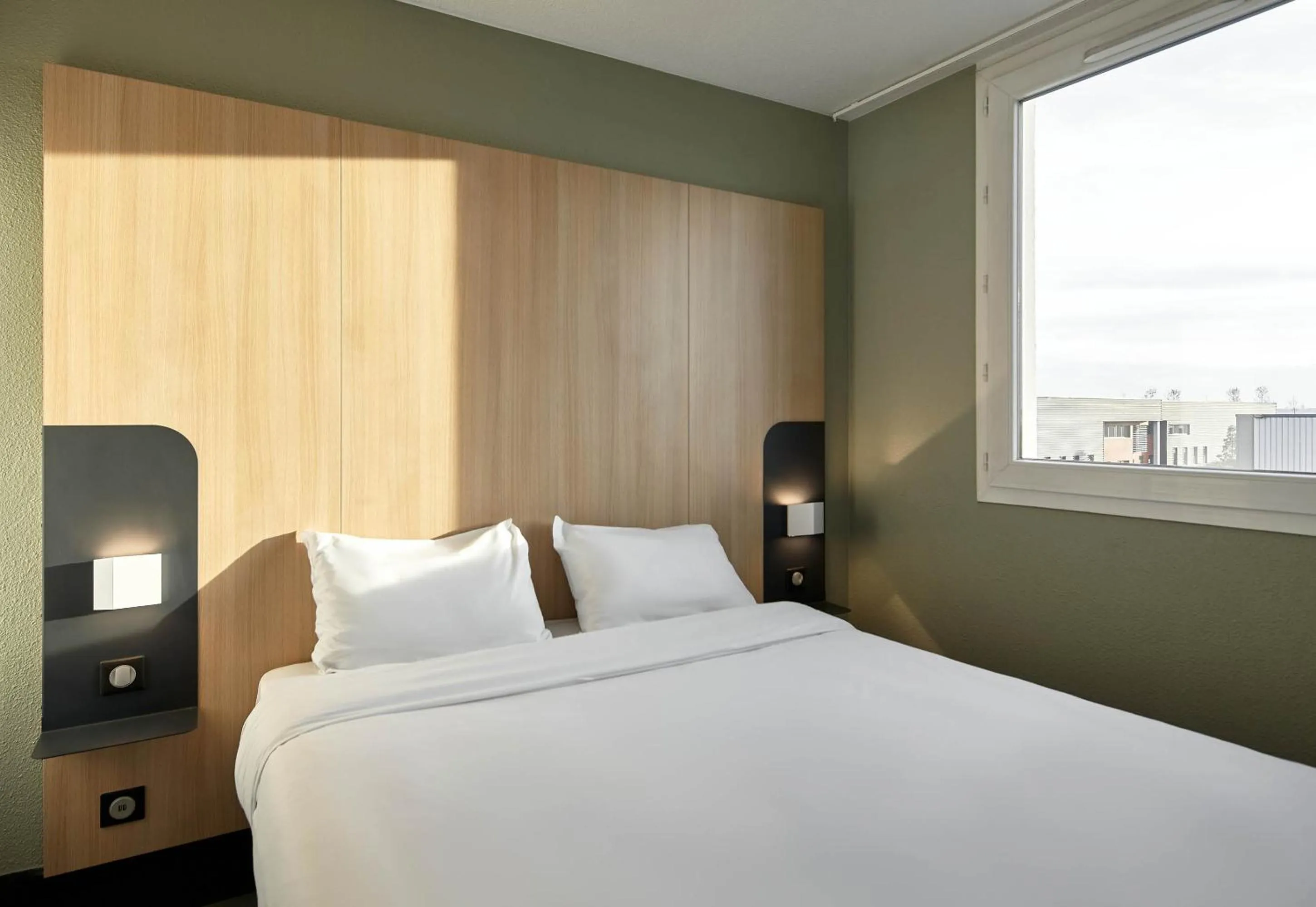 Bedroom, Bed in B&B HOTEL Paris Nord Gonesse Parc des Expos