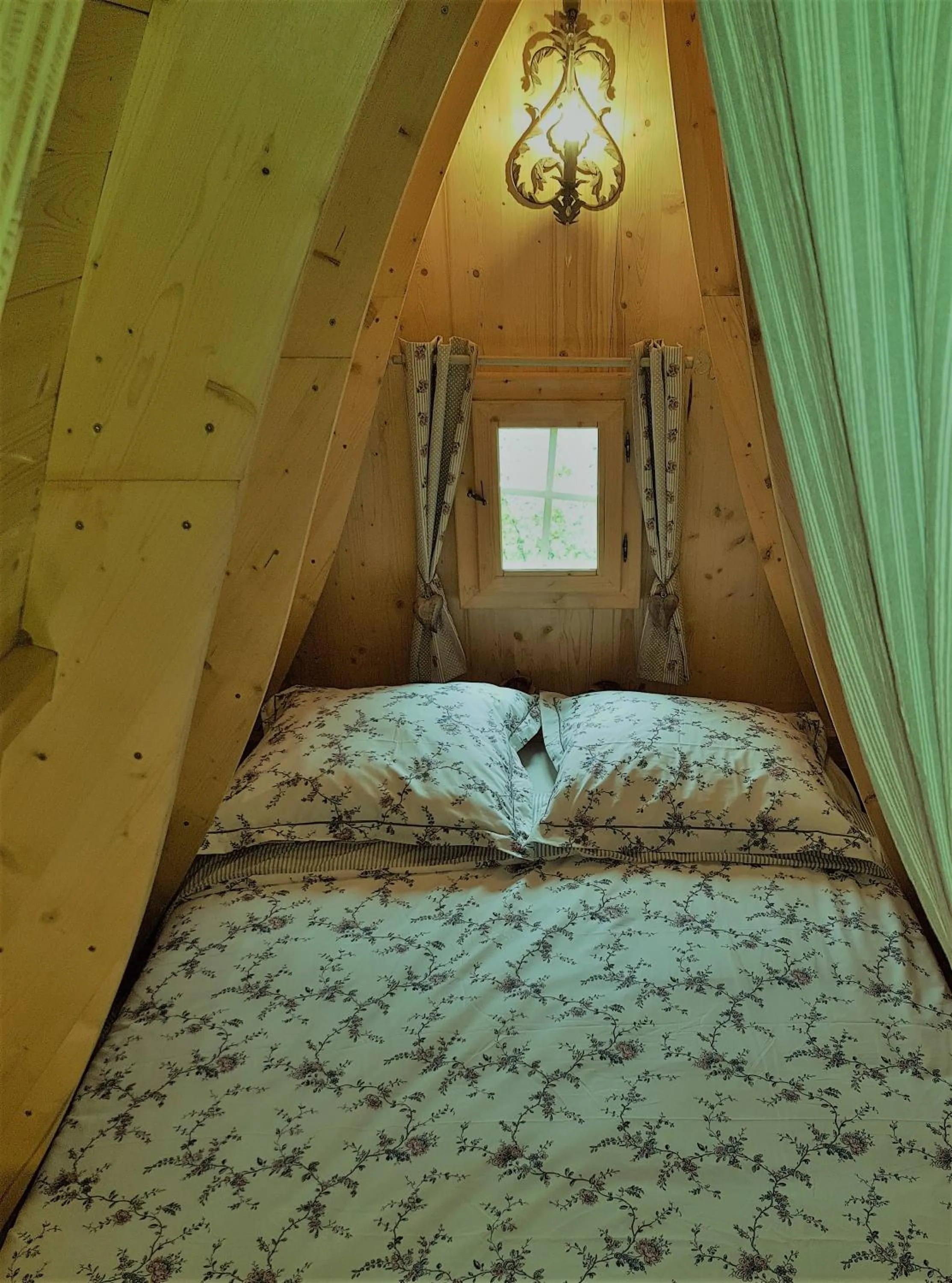 Bed in Chambre d'hôte insolite