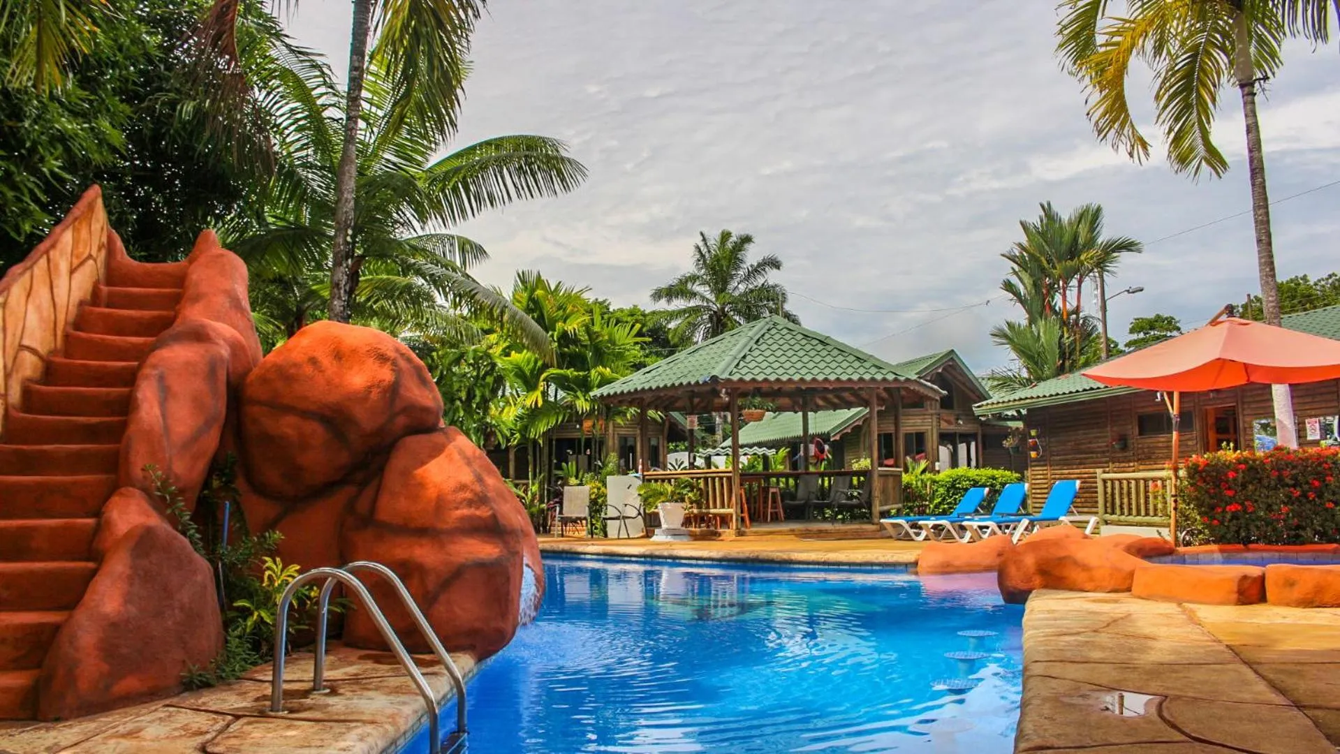 Swimming pool in Bungalows Ballena