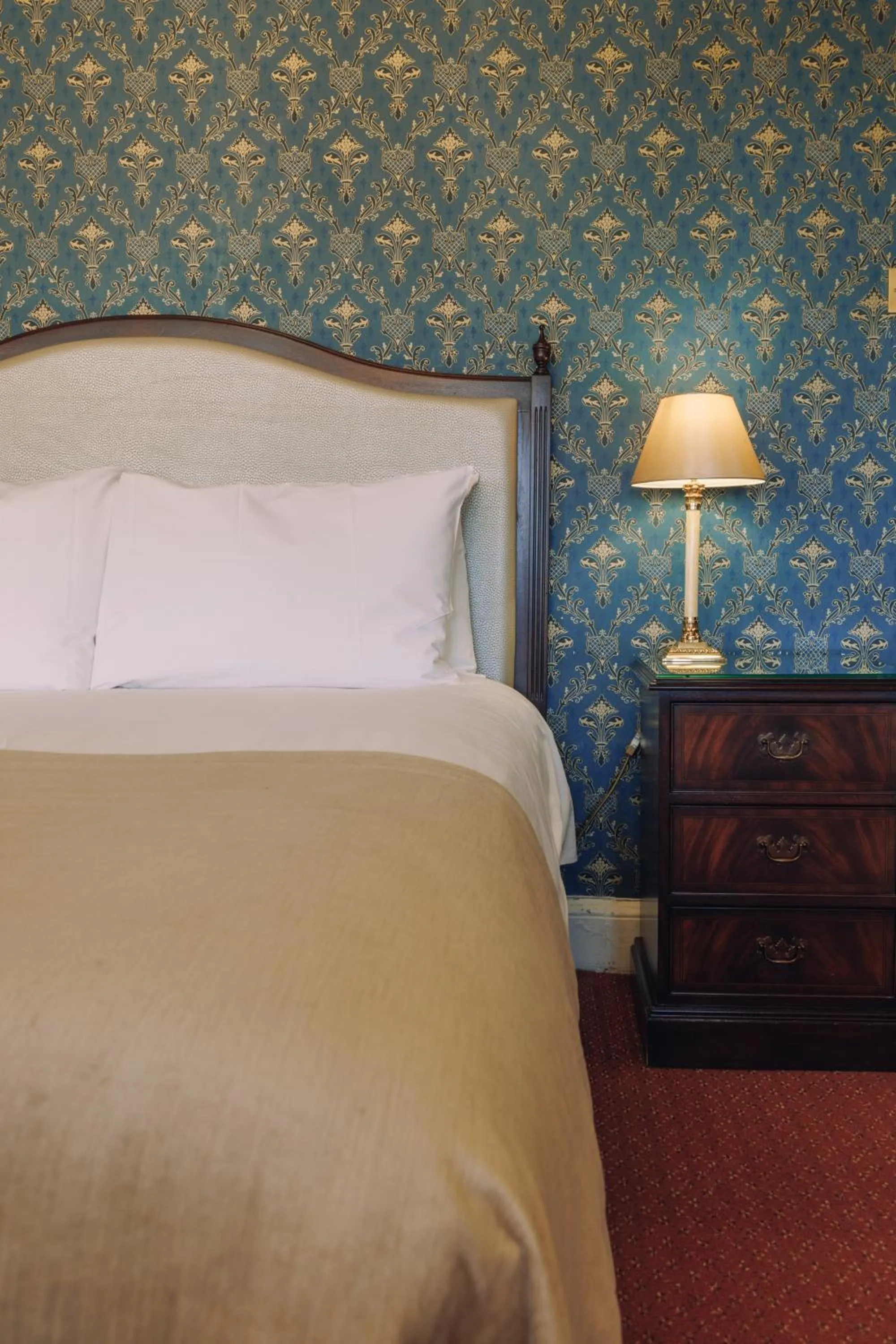 Bed in Donnington Grove Hotel & Golf Club