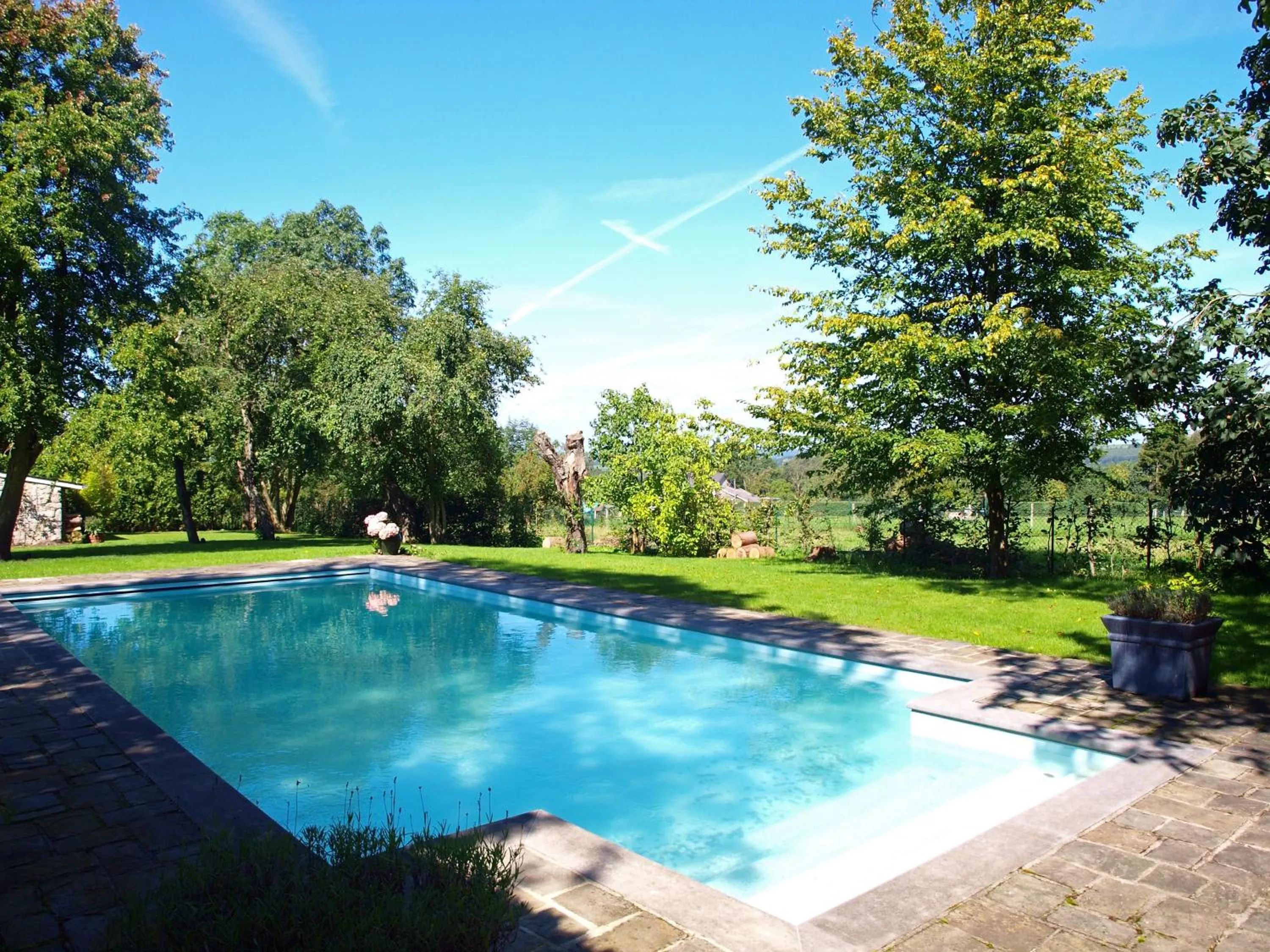Pool view in B&B La Buissonniere