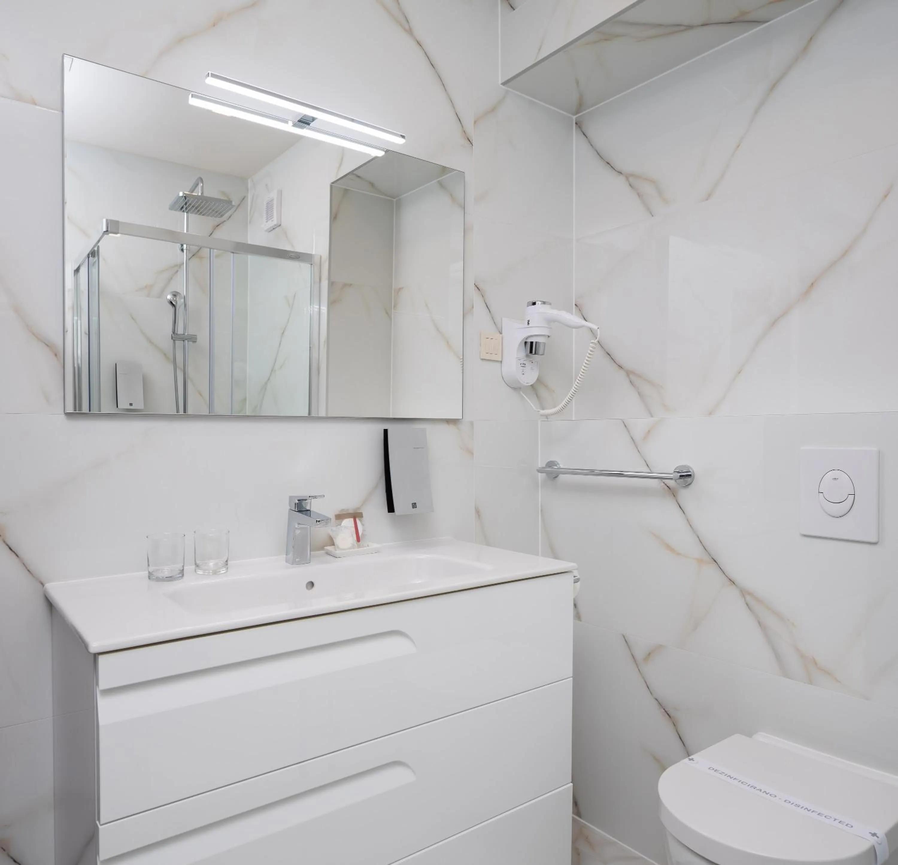 Bathroom in Hotel Central Beach 9