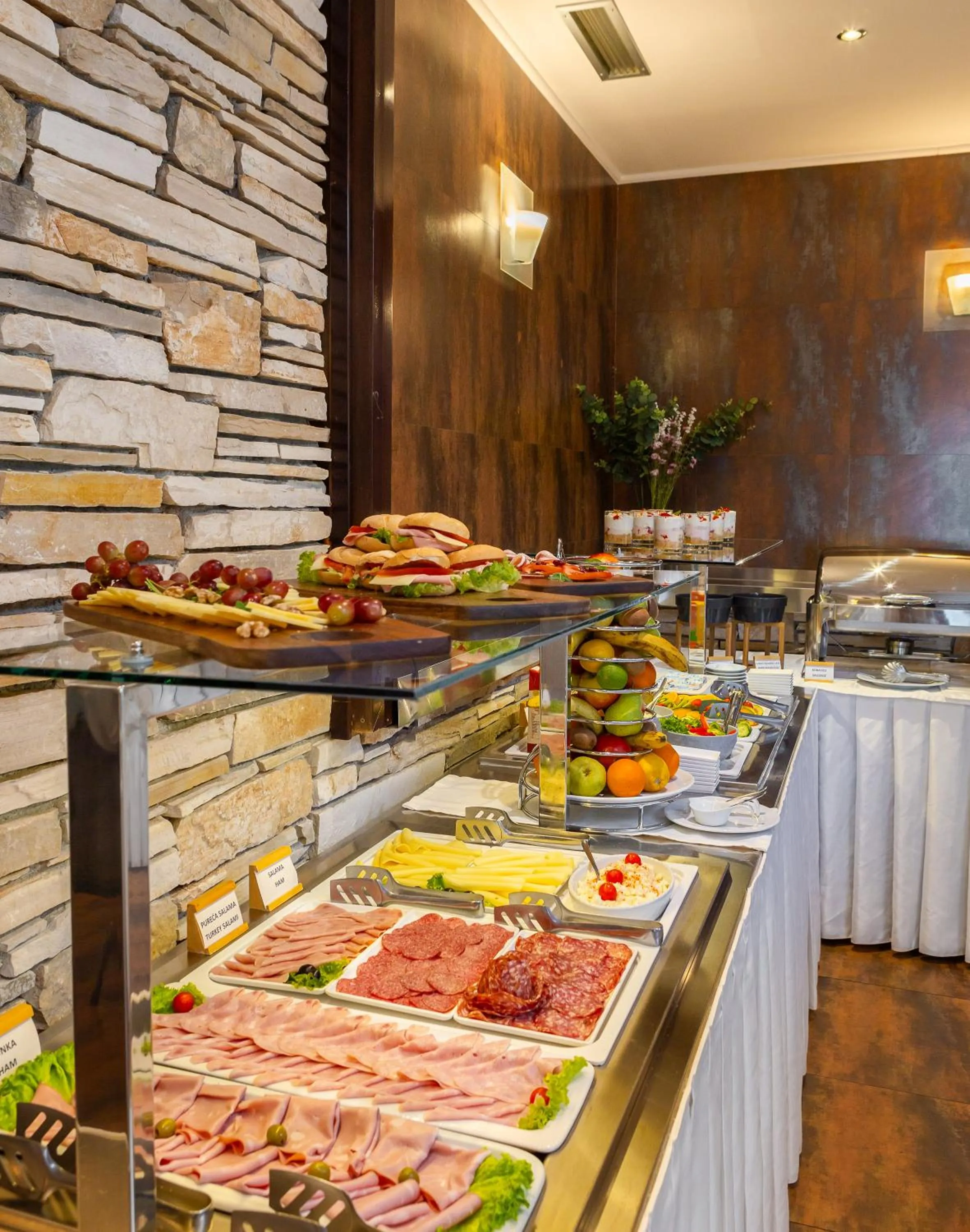 Restaurant/places to eat in Hotel Central Beach 9