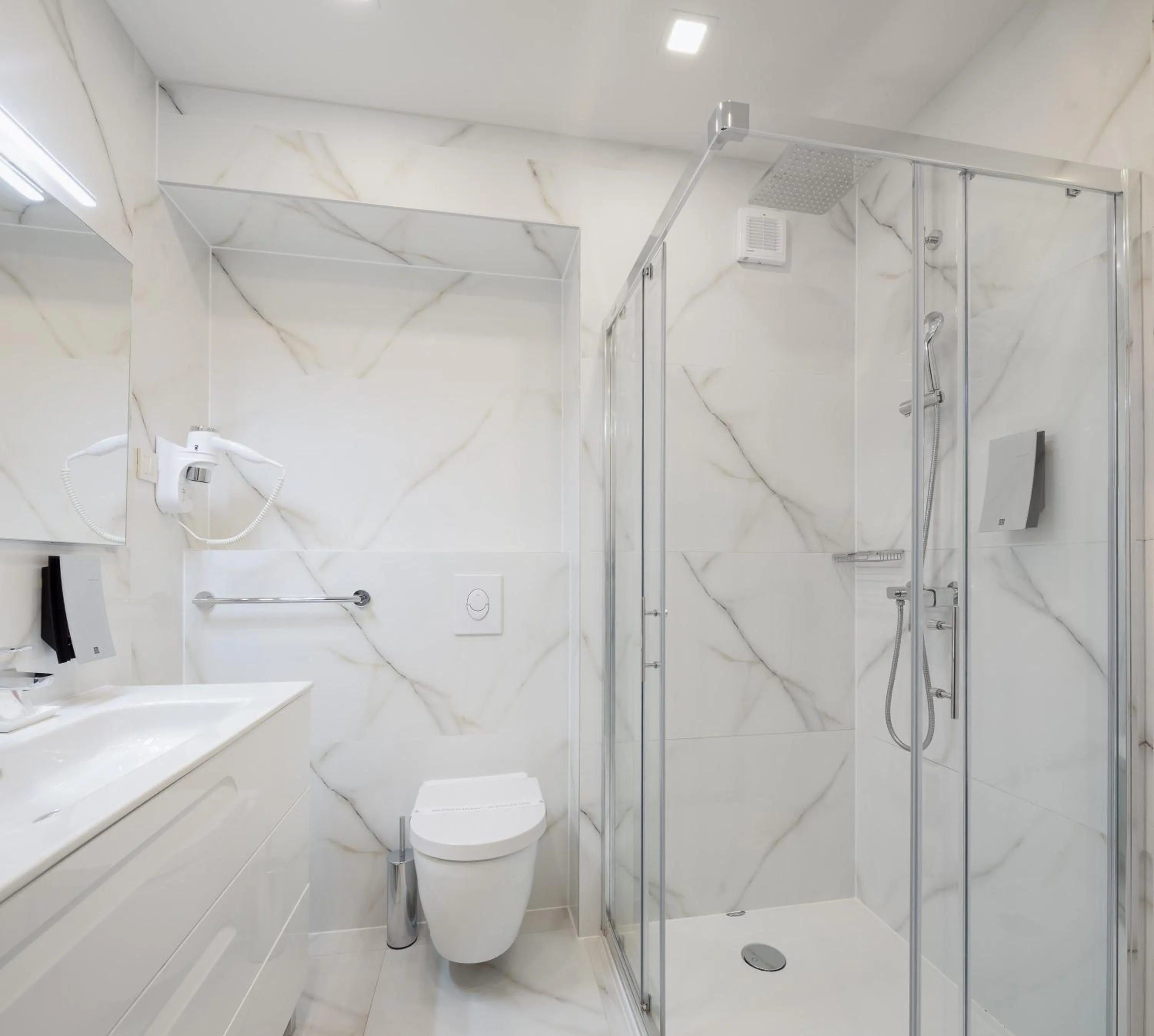 Bathroom in Hotel Central Beach 9