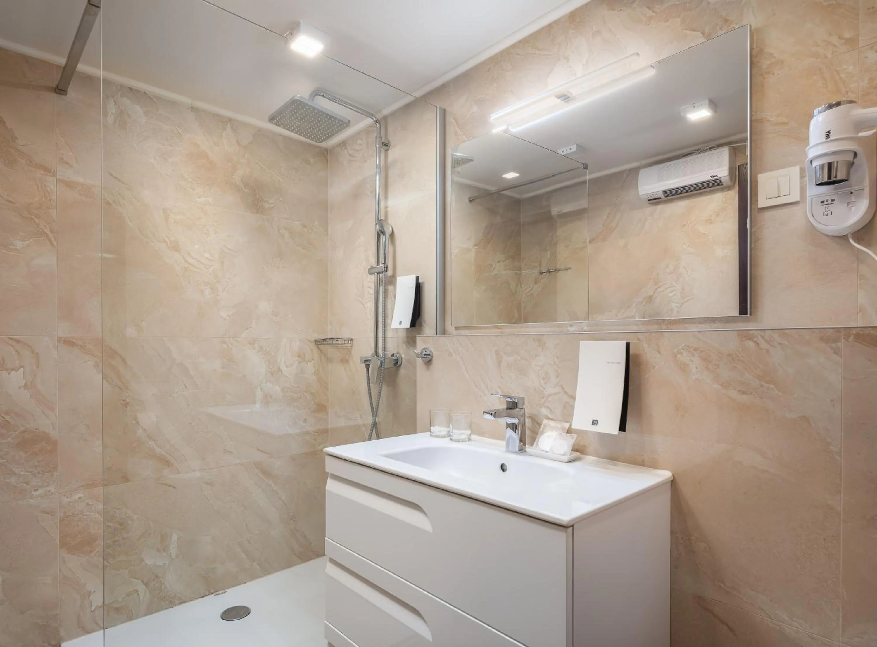 Bathroom in Hotel Central Beach 9