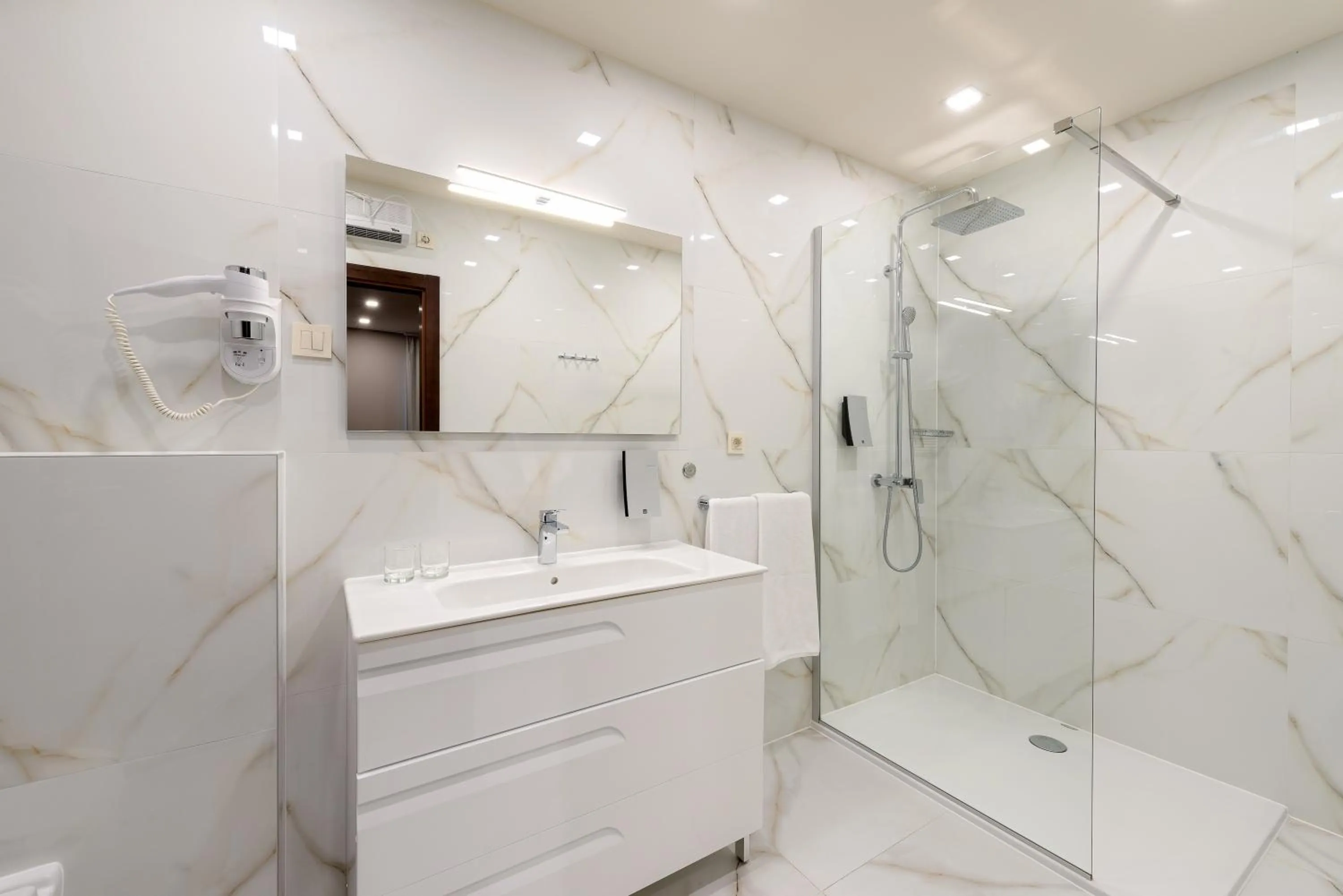 Shower in Hotel Central Beach 9