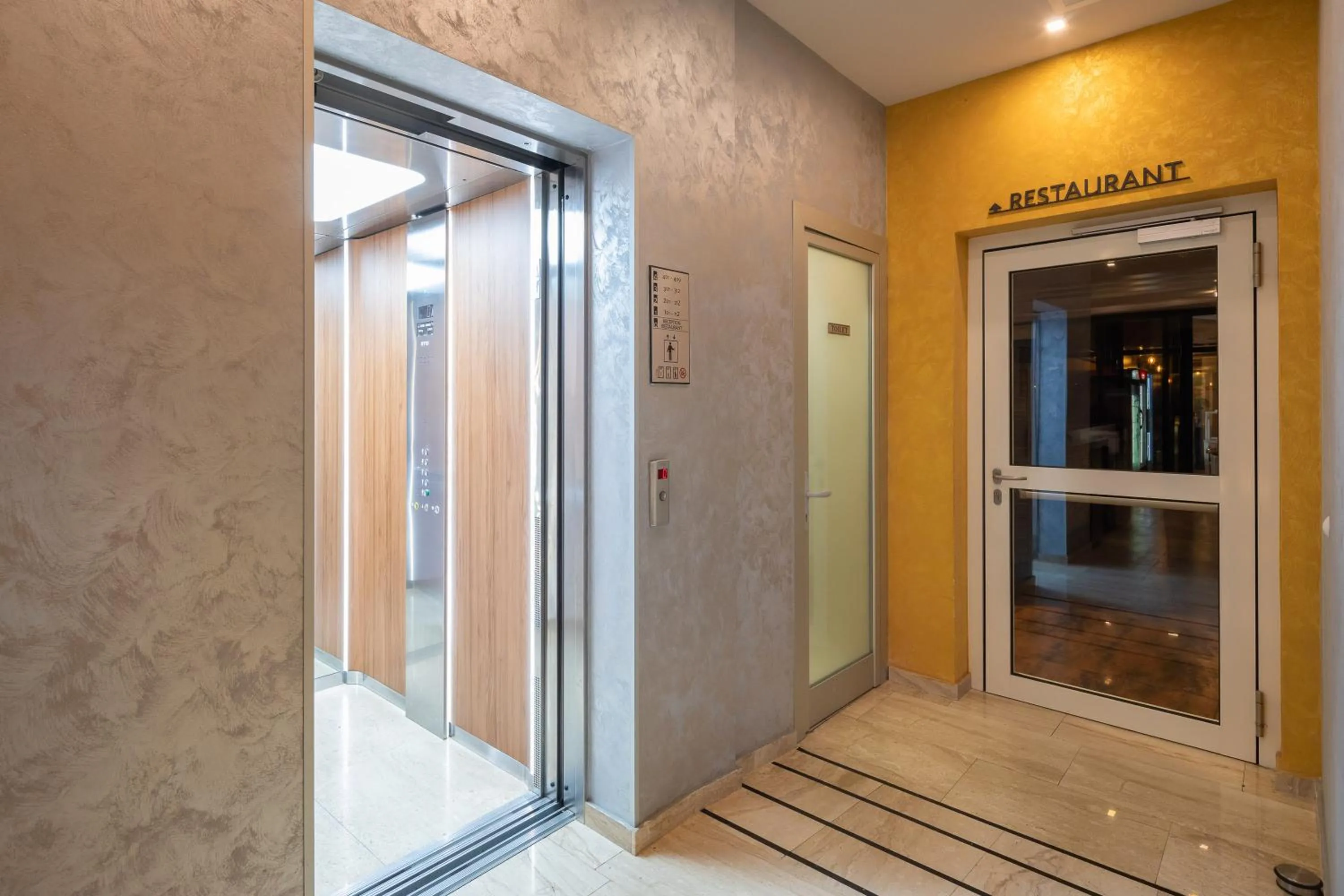 elevator in Hotel Central Beach 9