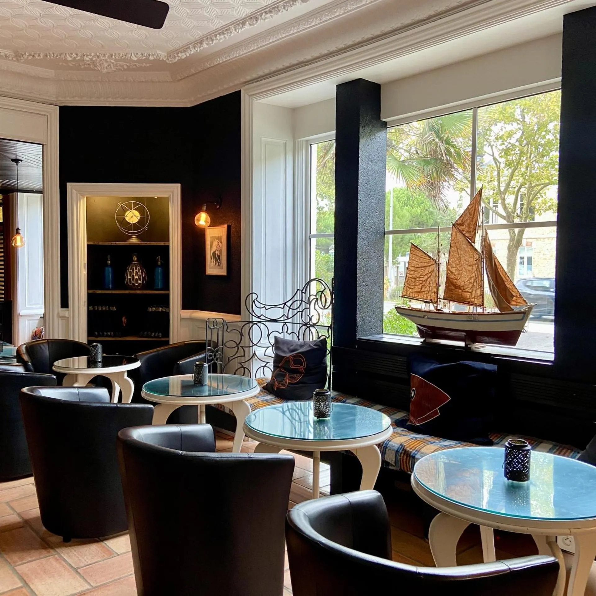 Lounge or bar in Hotel de Charme Le Sud Bretagne
