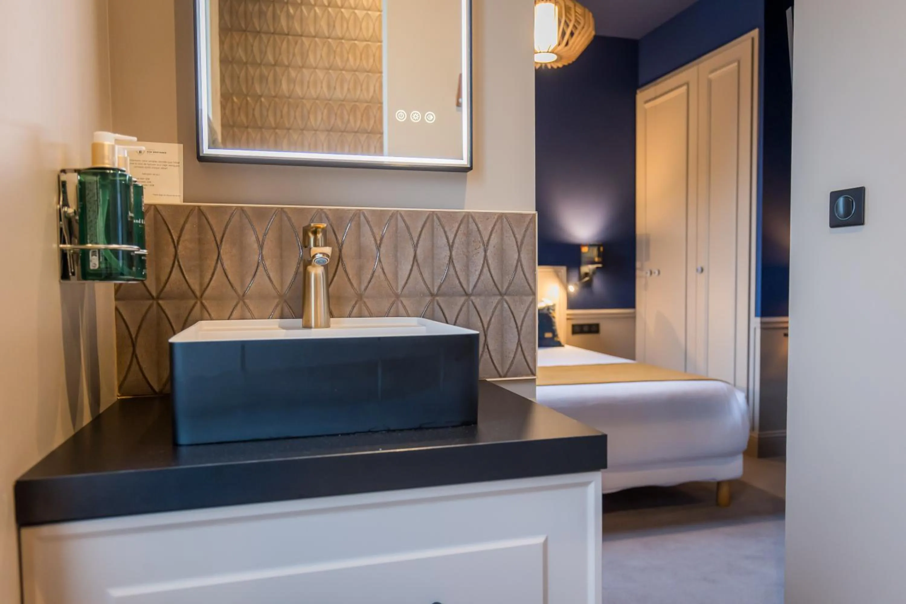 Bathroom, Bed in Hotel de Charme Le Sud Bretagne