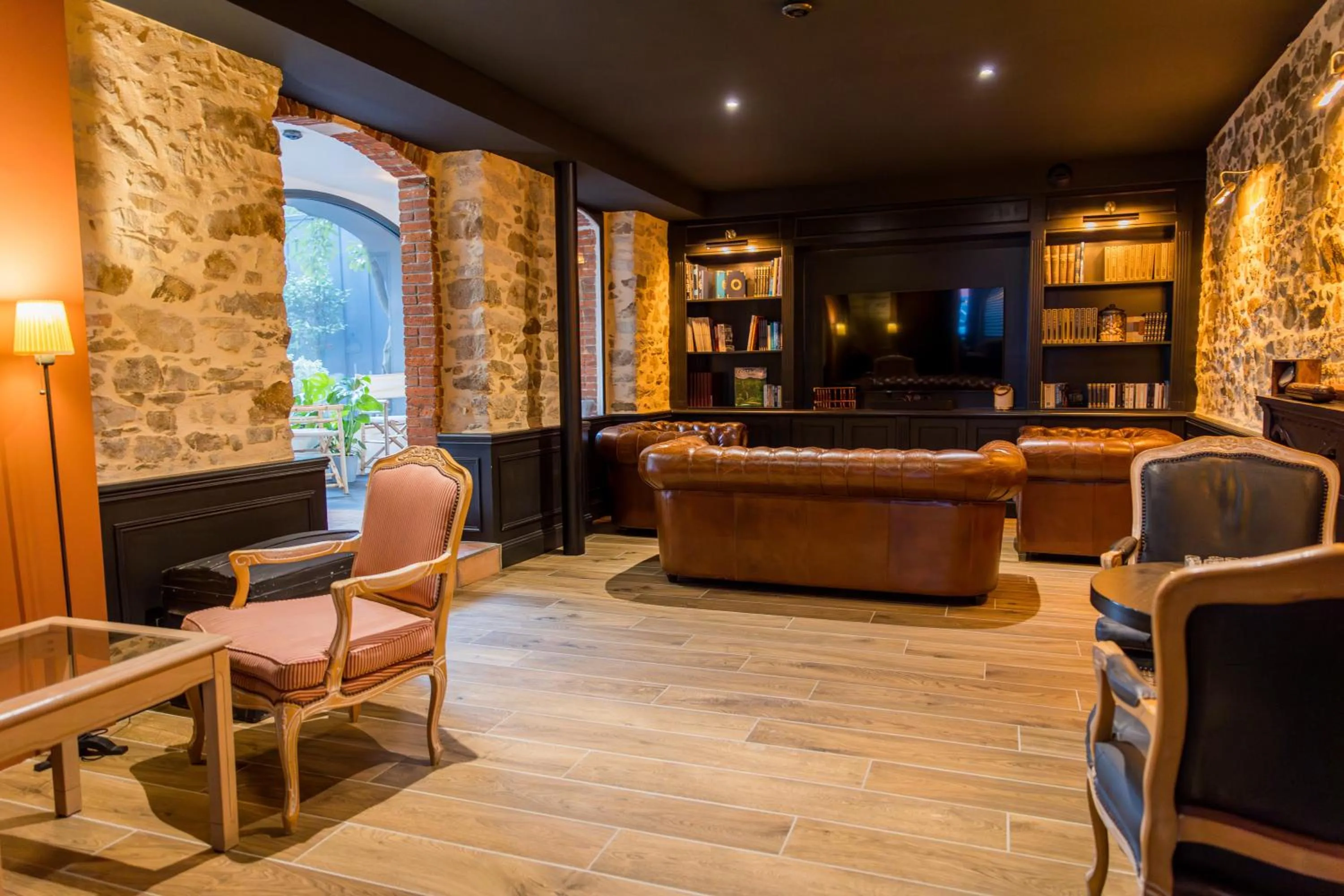 Library in Hotel de Charme Le Sud Bretagne