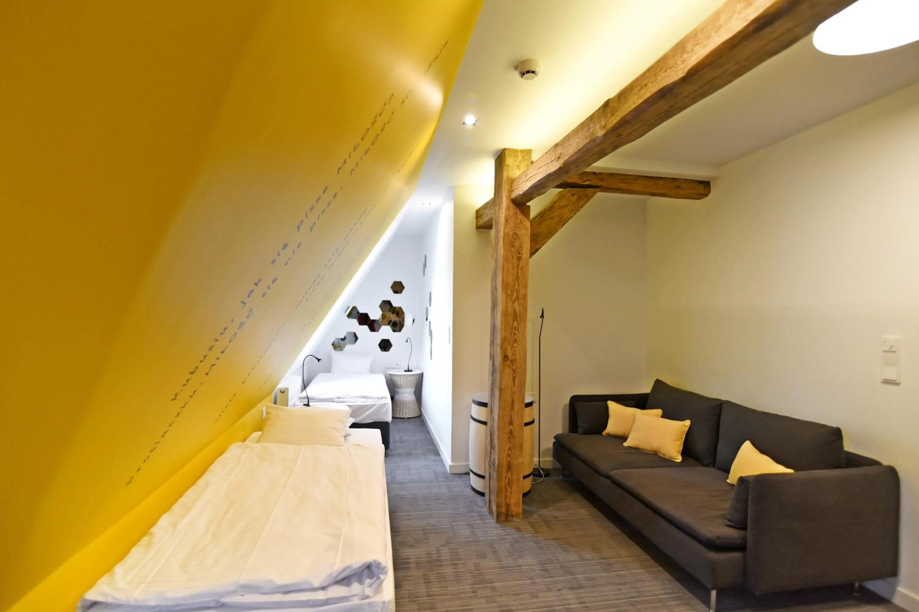 Seating area, Bed in Pałac Pakosław