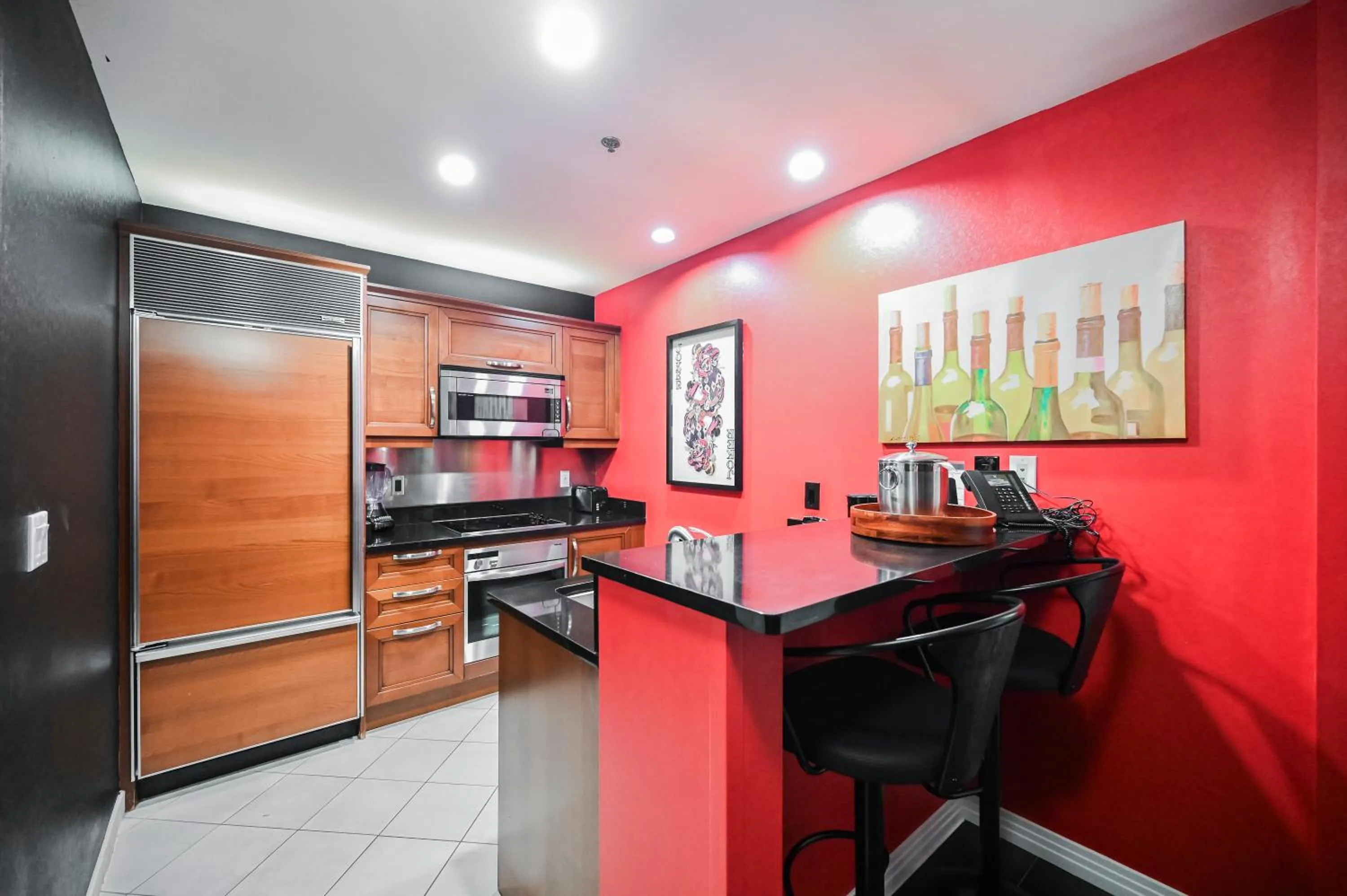 Kitchen or kitchenette in StripViewSuites at Signature