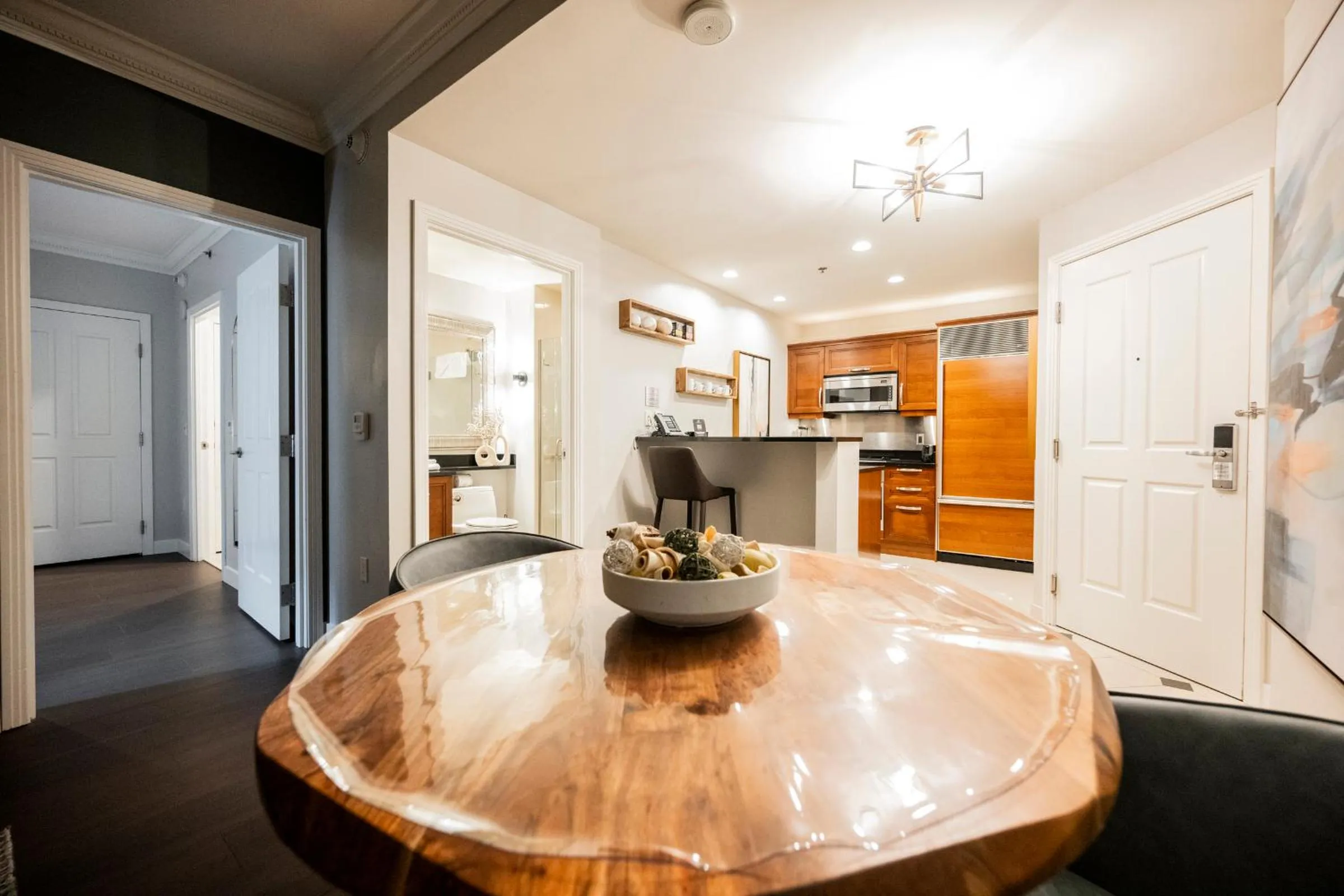 Kitchen or kitchenette in StripViewSuites at Signature