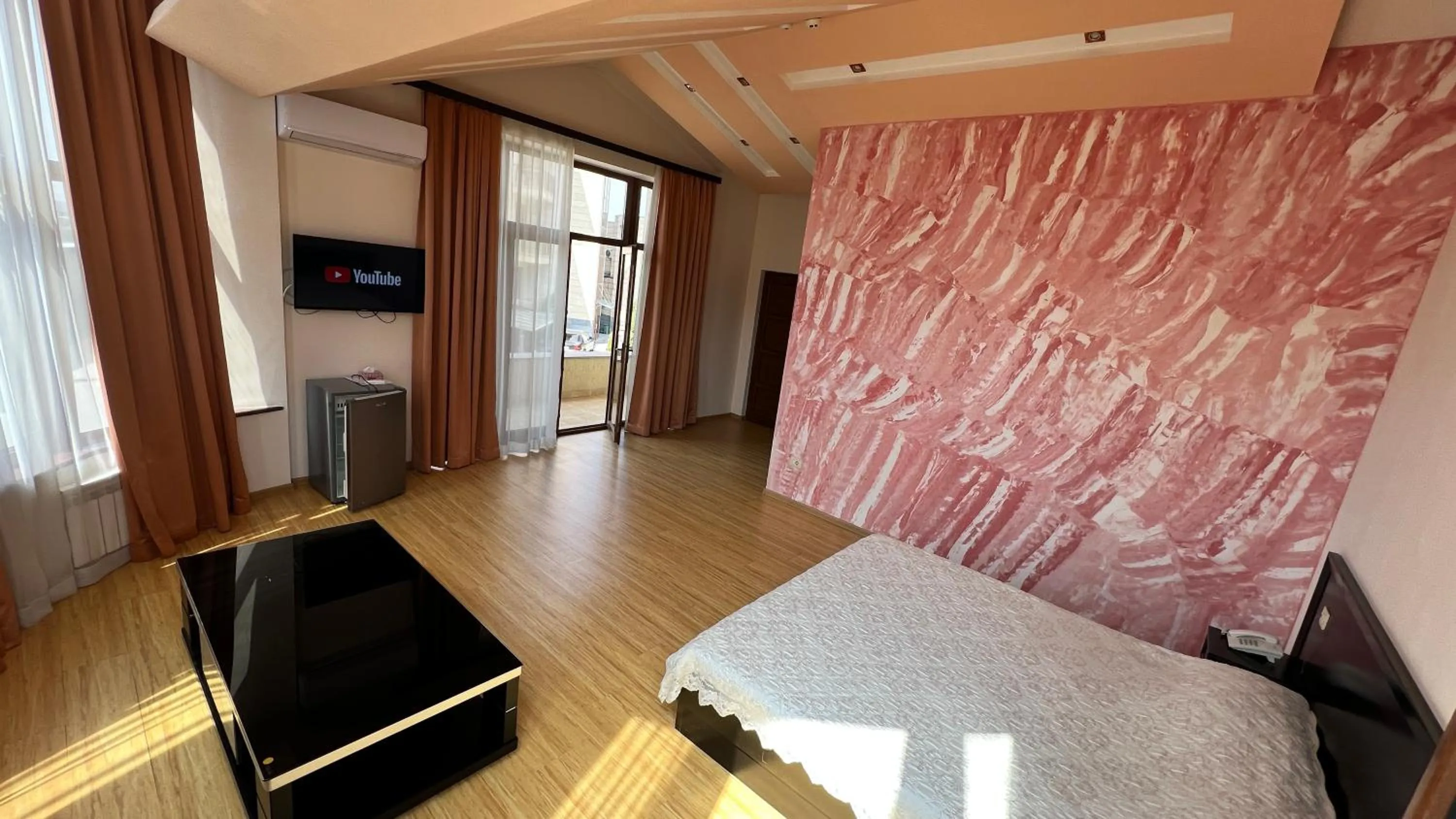 Communal lounge/ TV room, Bed in Grand Hills