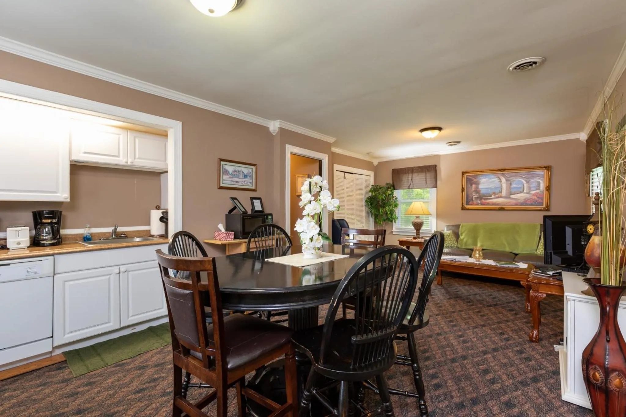 Dining area in Brenda Lee History 4BR Retreat Pool Hot Tub