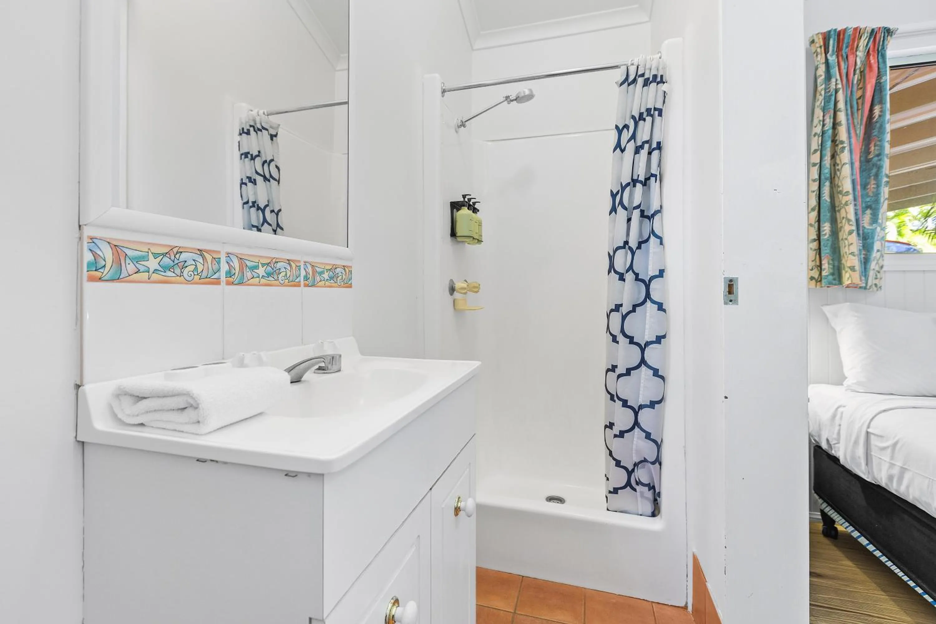 Shower, Bed in Tasman Holiday Parks - Airlie Beach
