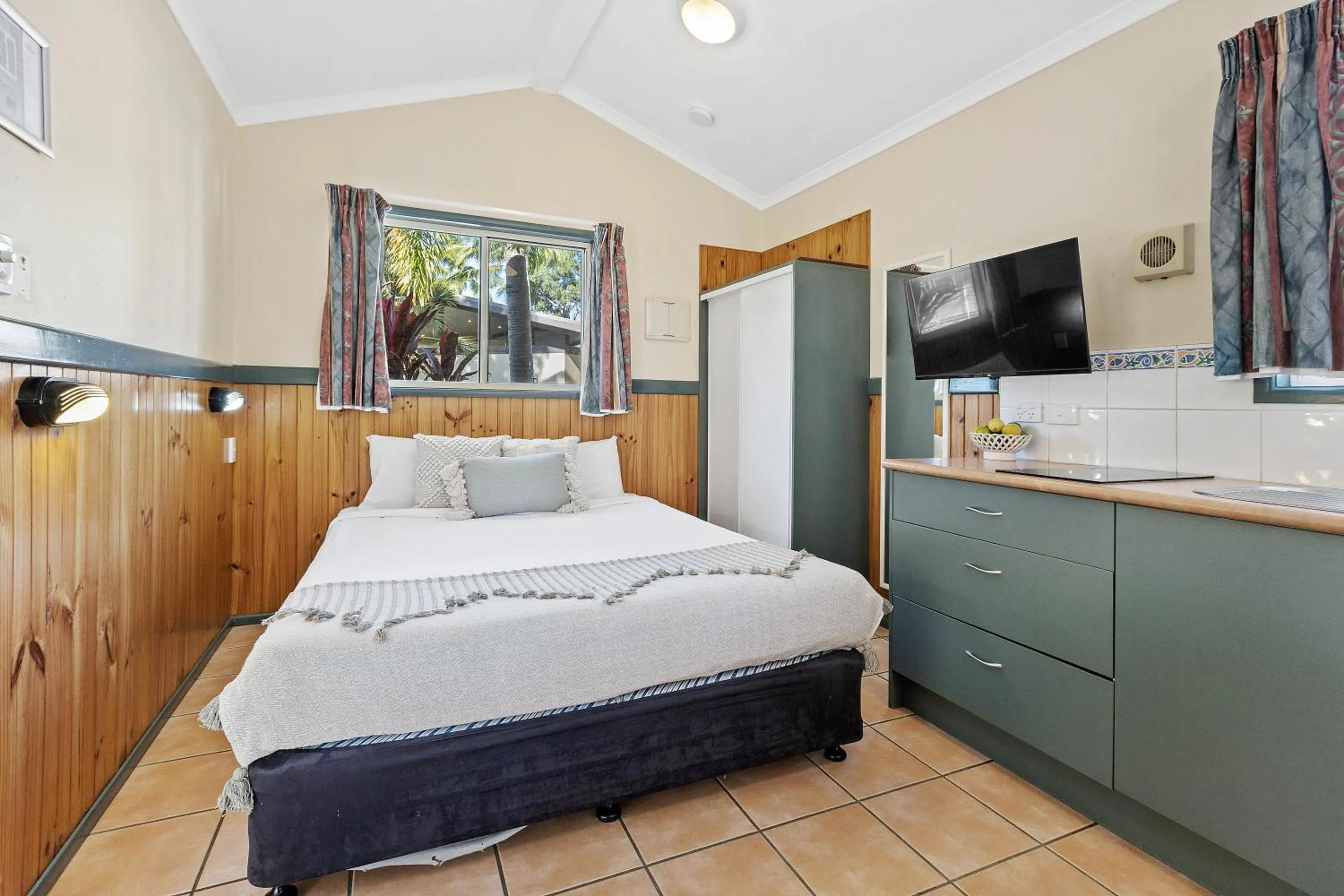 Bed in Tasman Holiday Parks - Airlie Beach