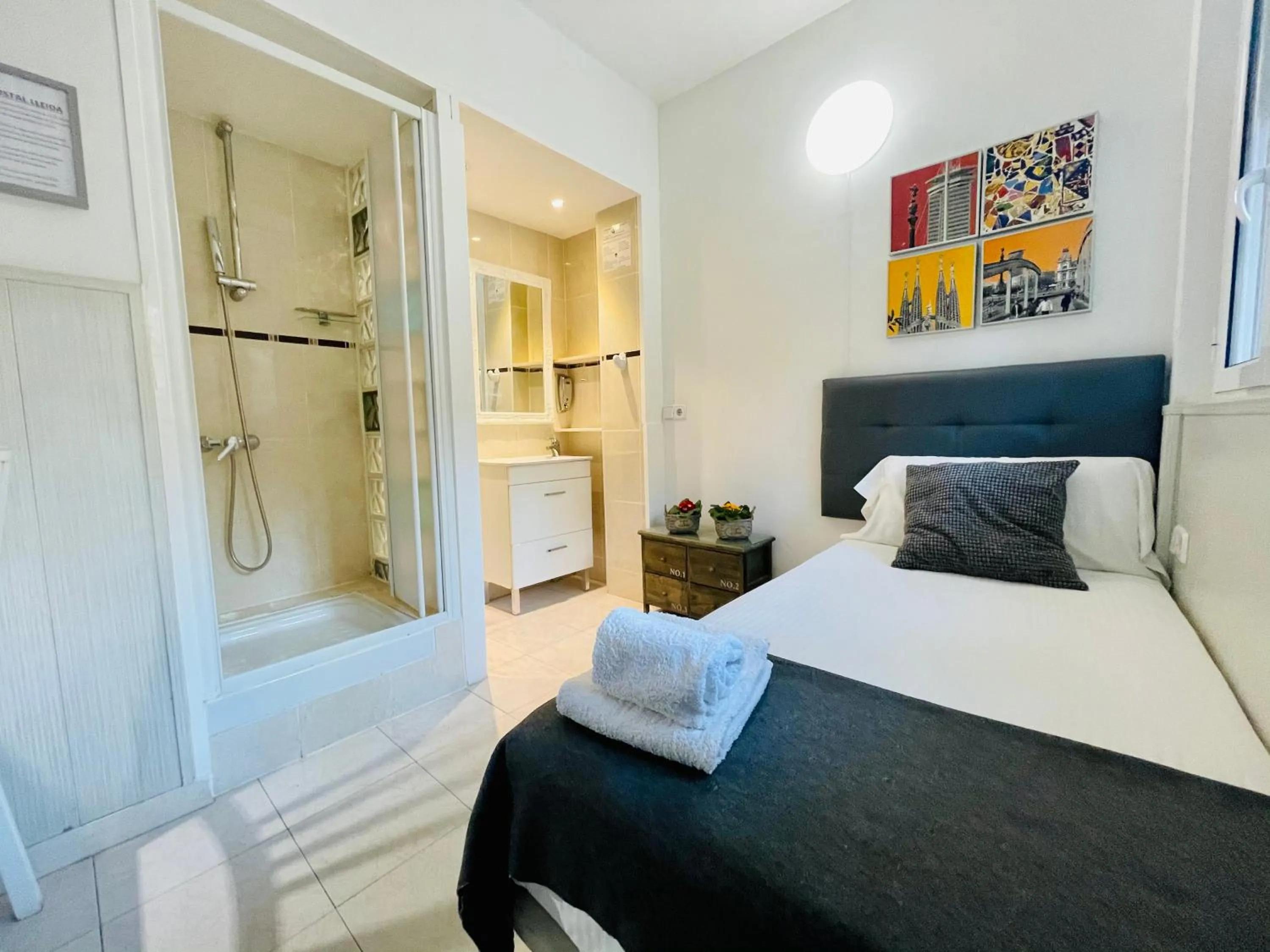 Bed in Hostal Lleida