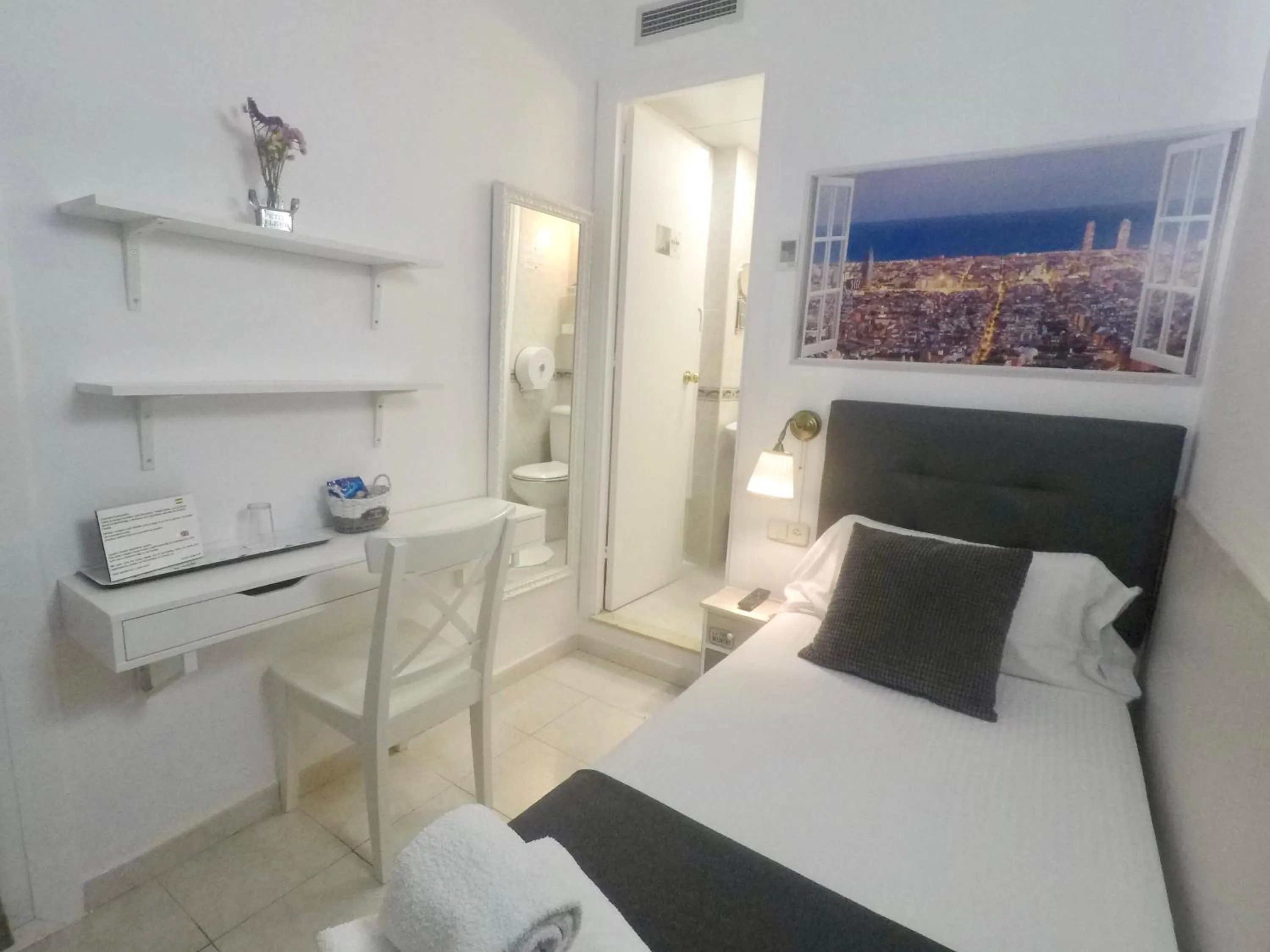 Photo of the whole room, Bed in Hostal Lleida