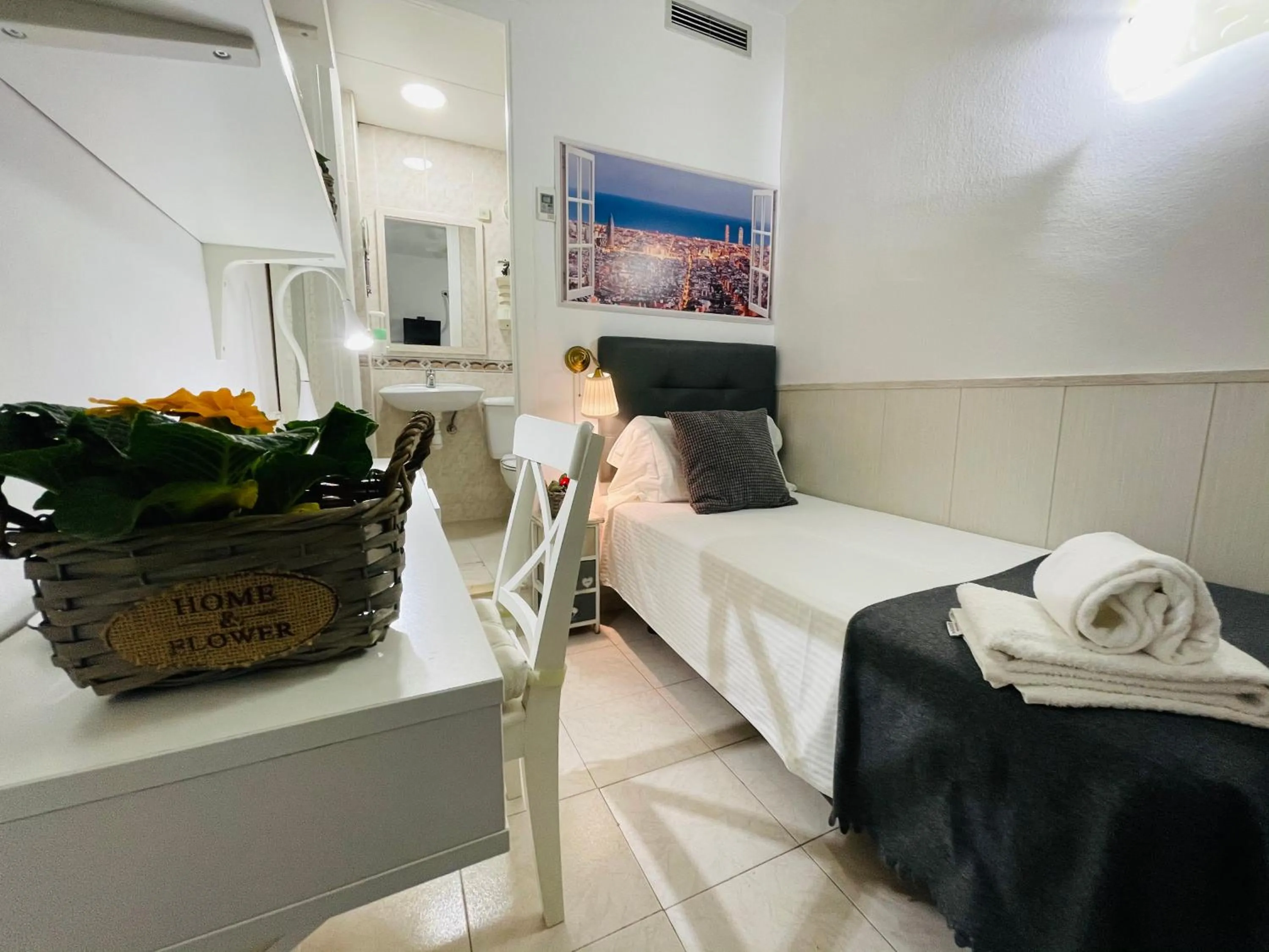 Bed in Hostal Lleida