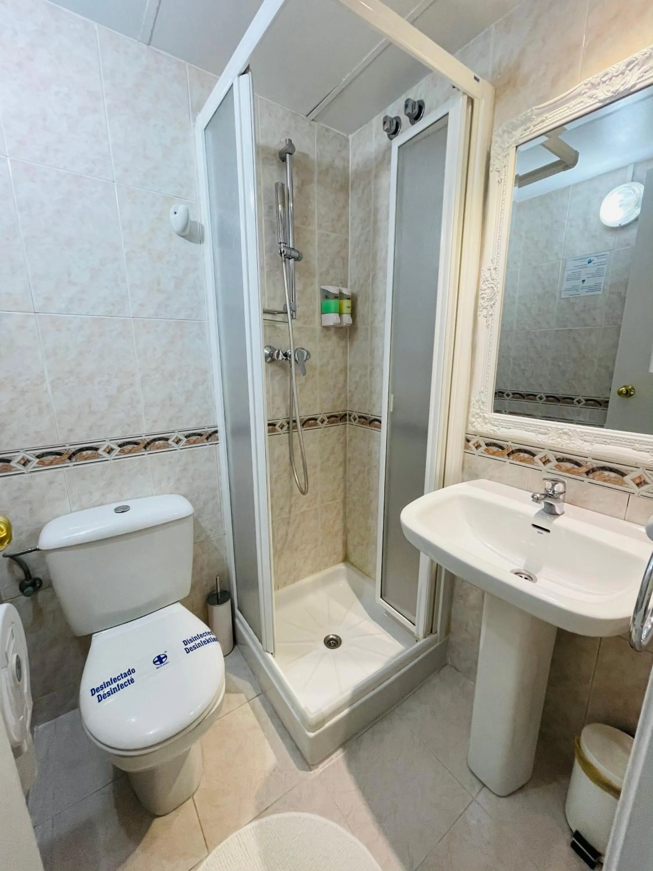 Bathroom in Hostal Lleida