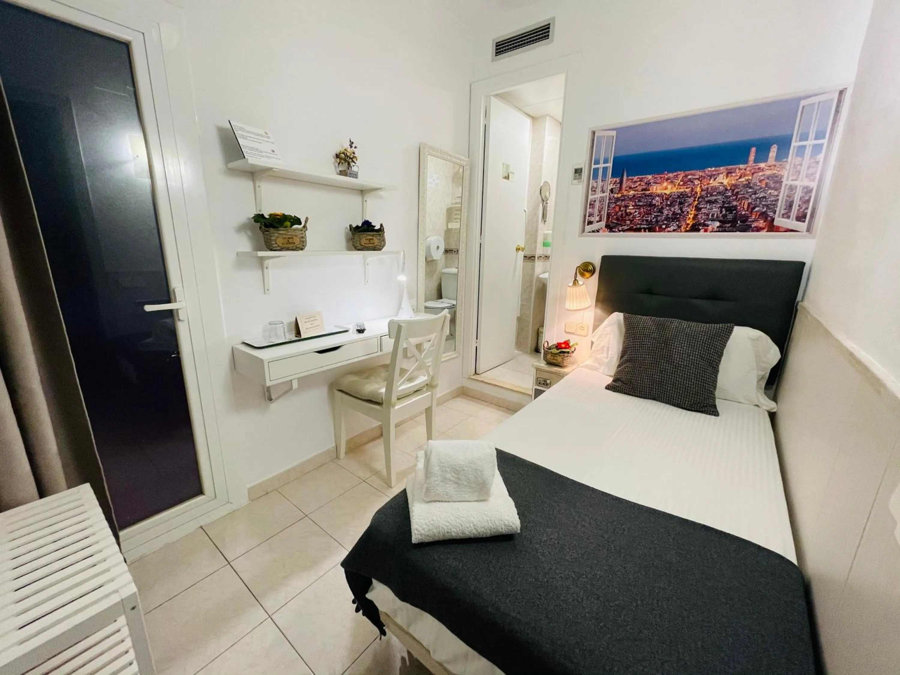 Bed in Hostal Lleida