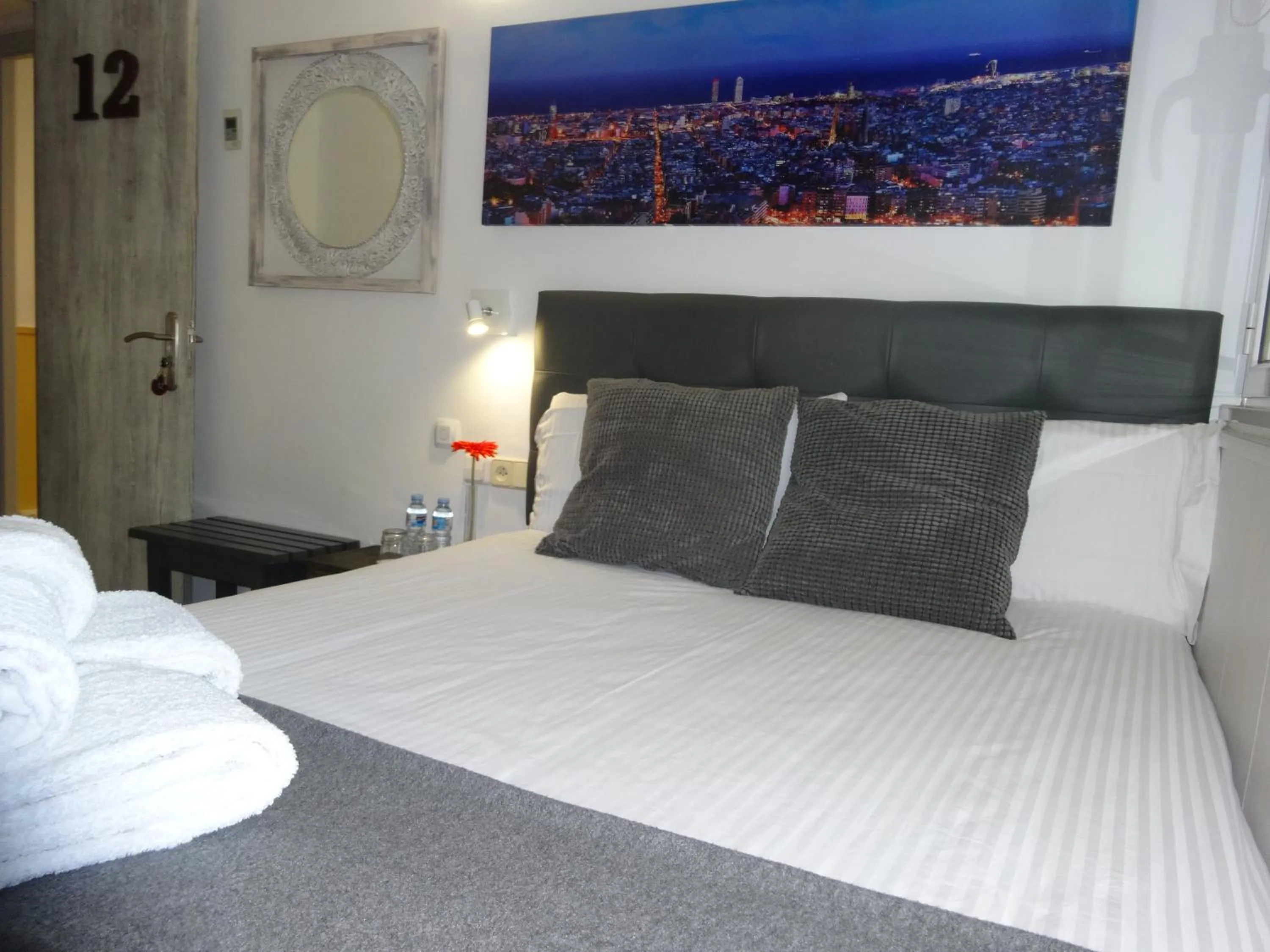 Photo of the whole room, Bed in Hostal Lleida