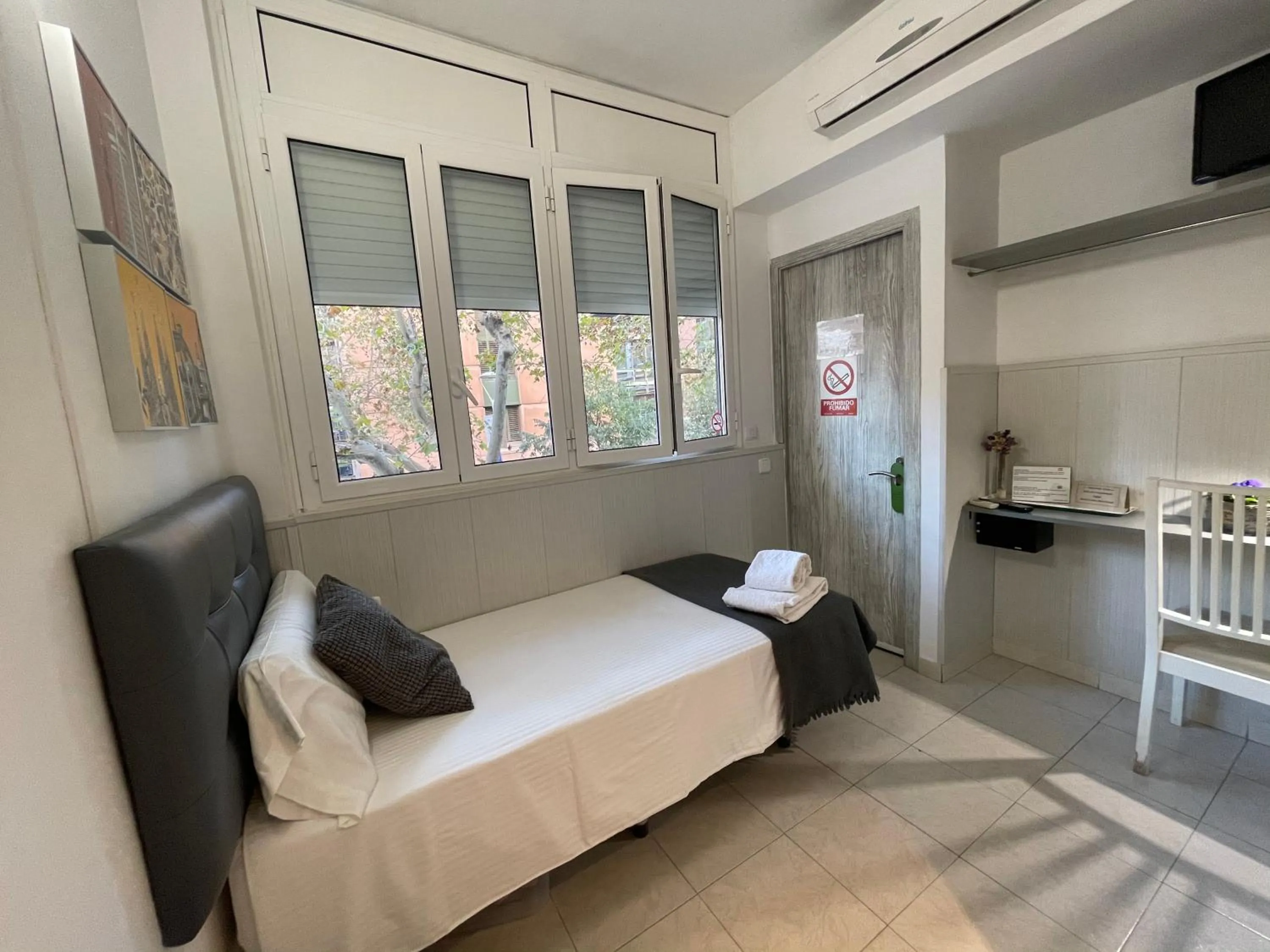 Bed in Hostal Lleida