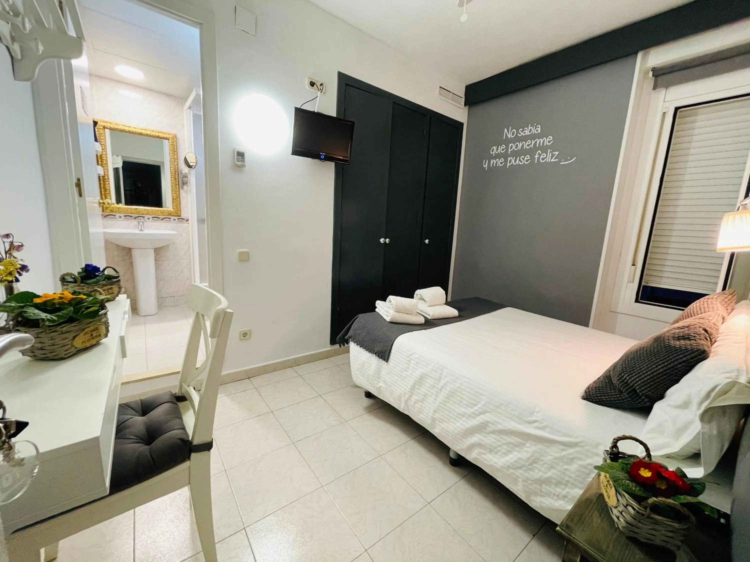 Bed in Hostal Lleida