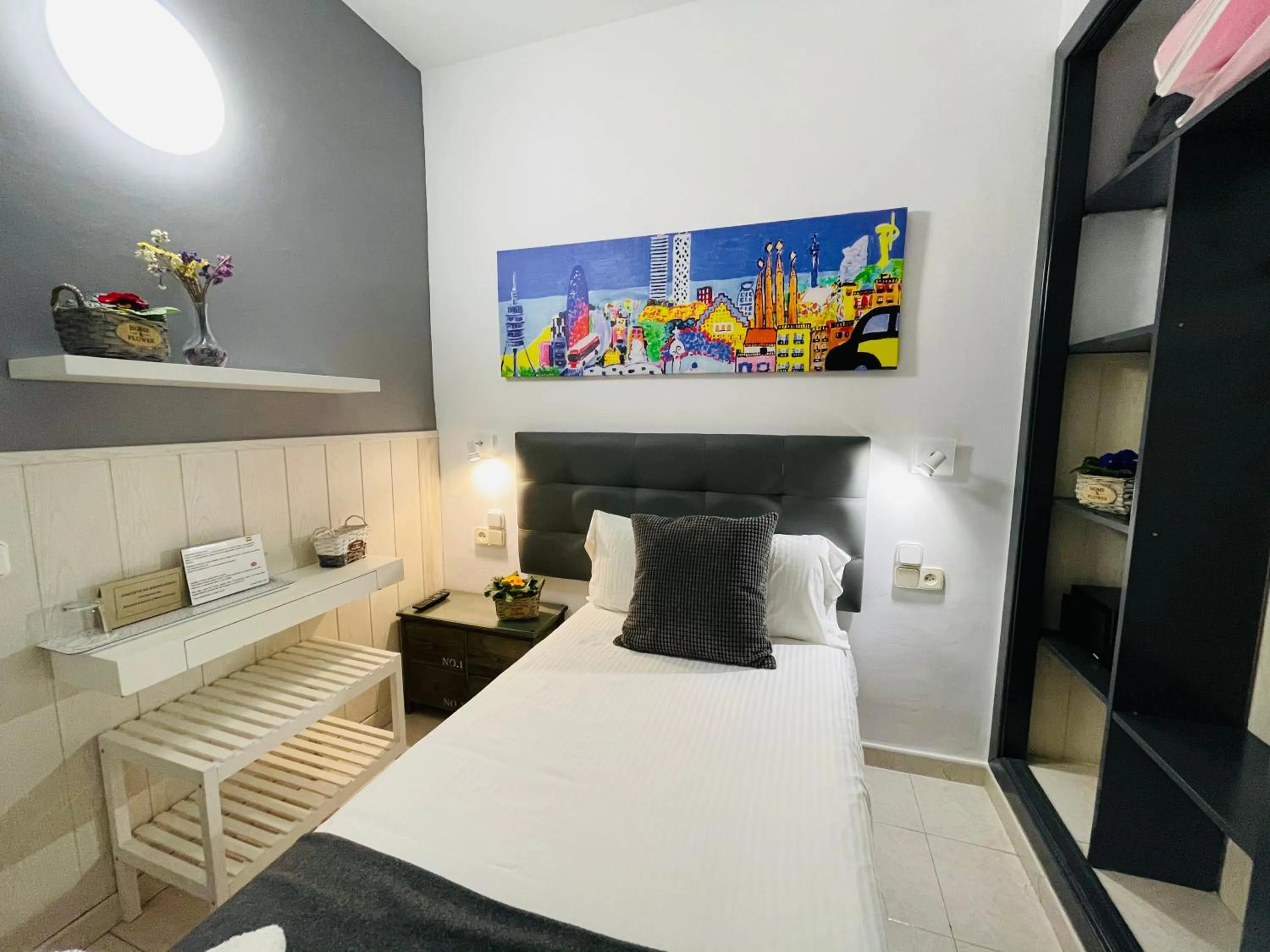 Bed in Hostal Lleida