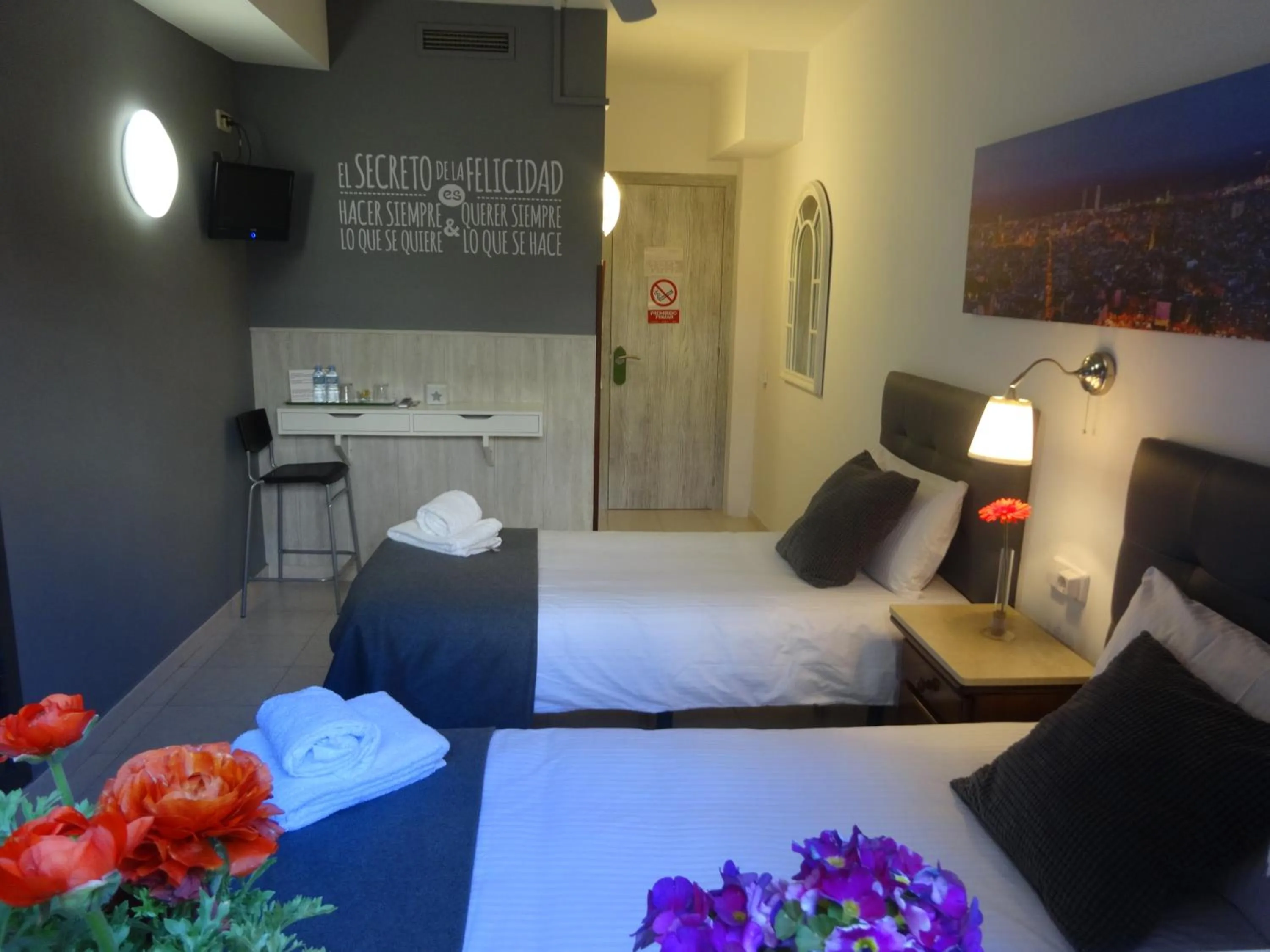 Photo of the whole room, Bed in Hostal Lleida