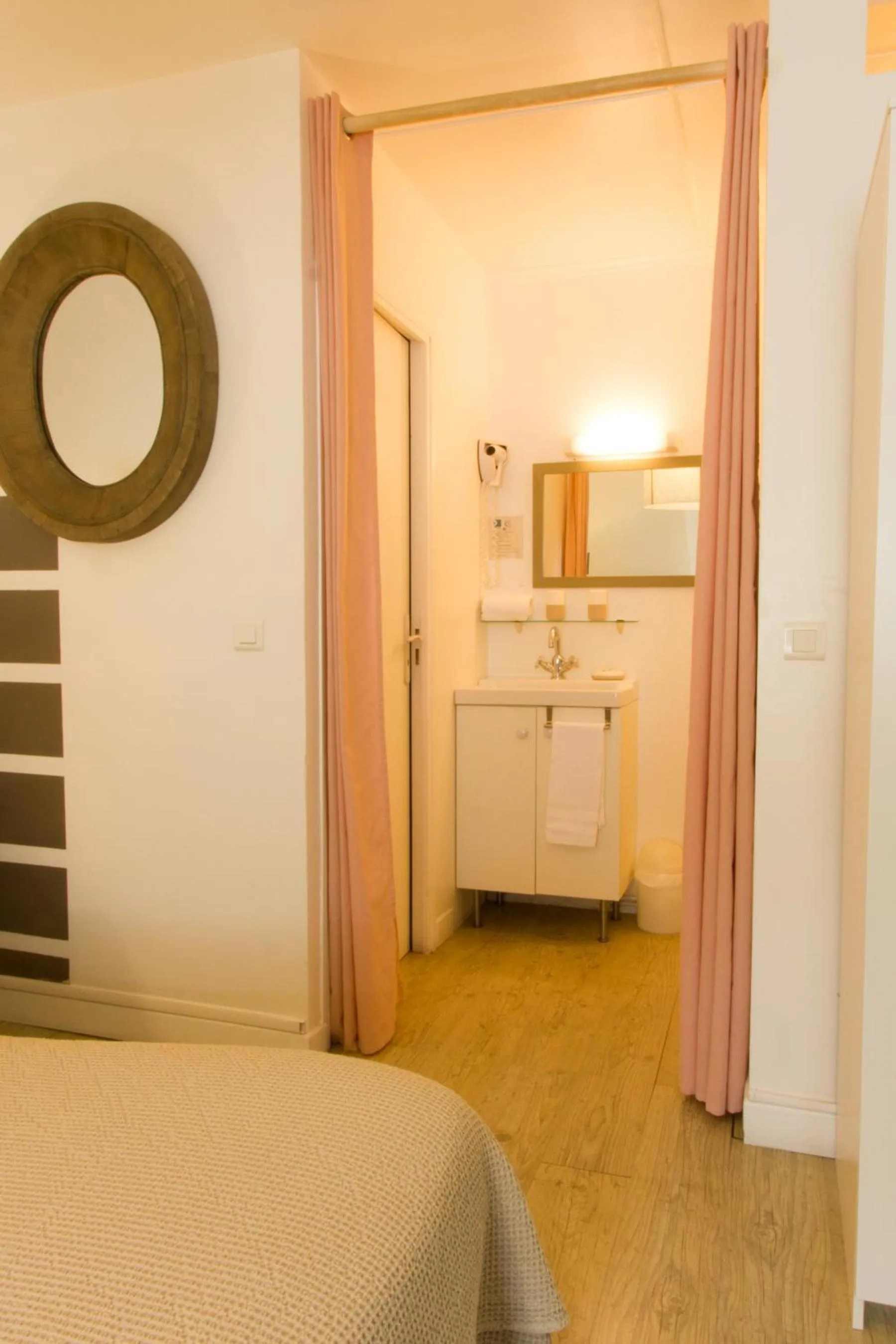 Bathroom, Bed in Casa Cosy Le Pouliguen