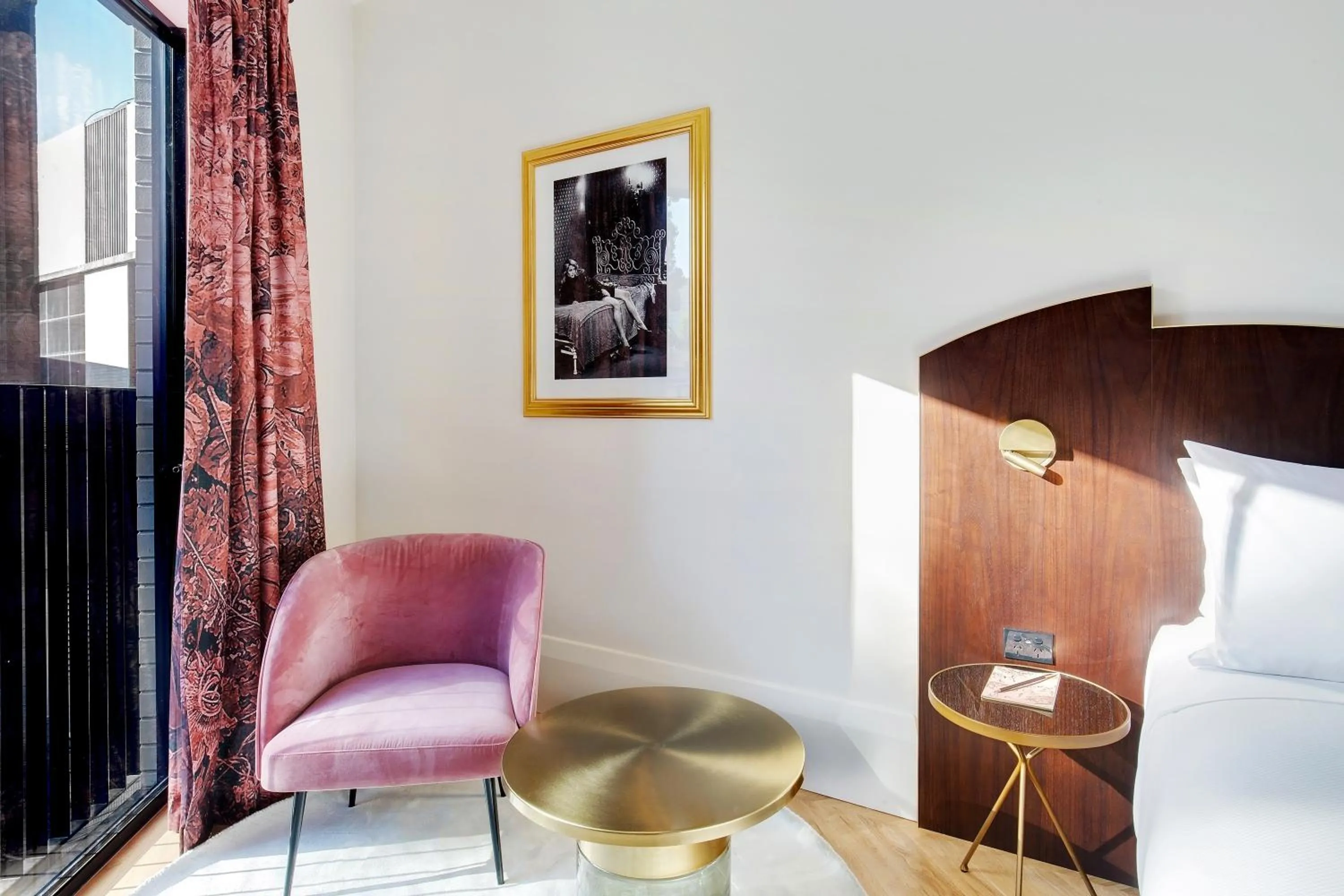 Seating area, Bed in Crystalbrook Albion