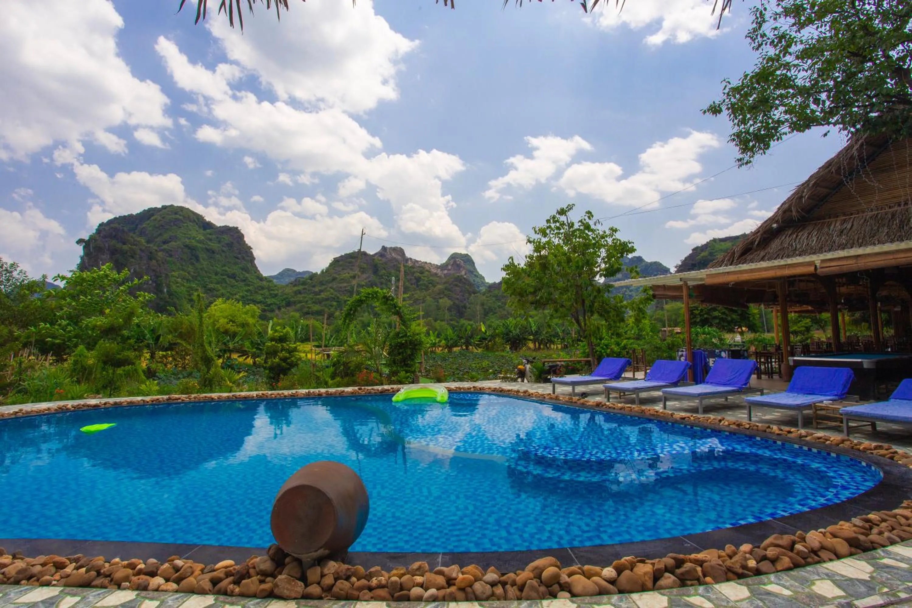 Swimming pool in Green Mountain Homestay