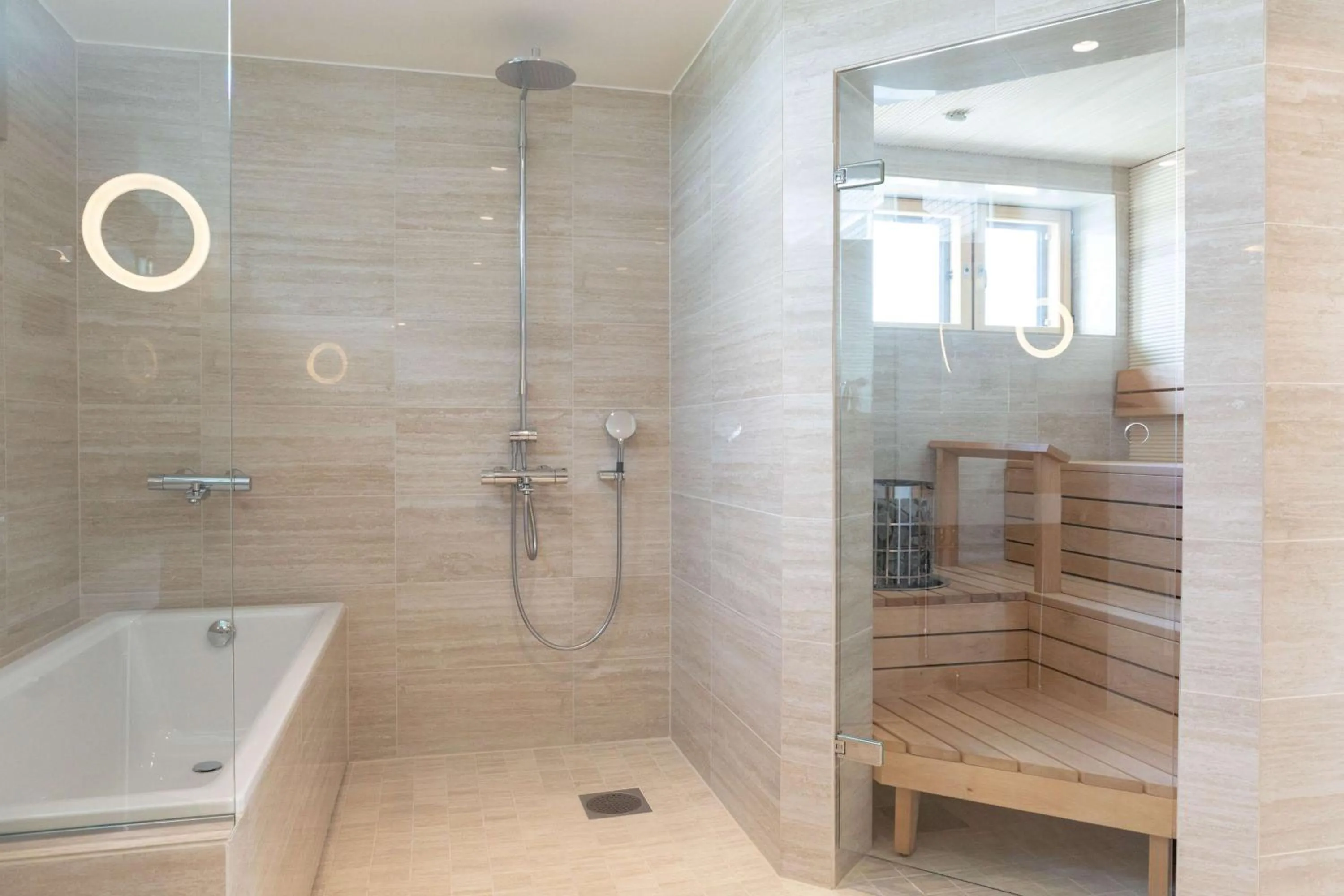 Bathroom in Scandic Helsinki Aviacongress