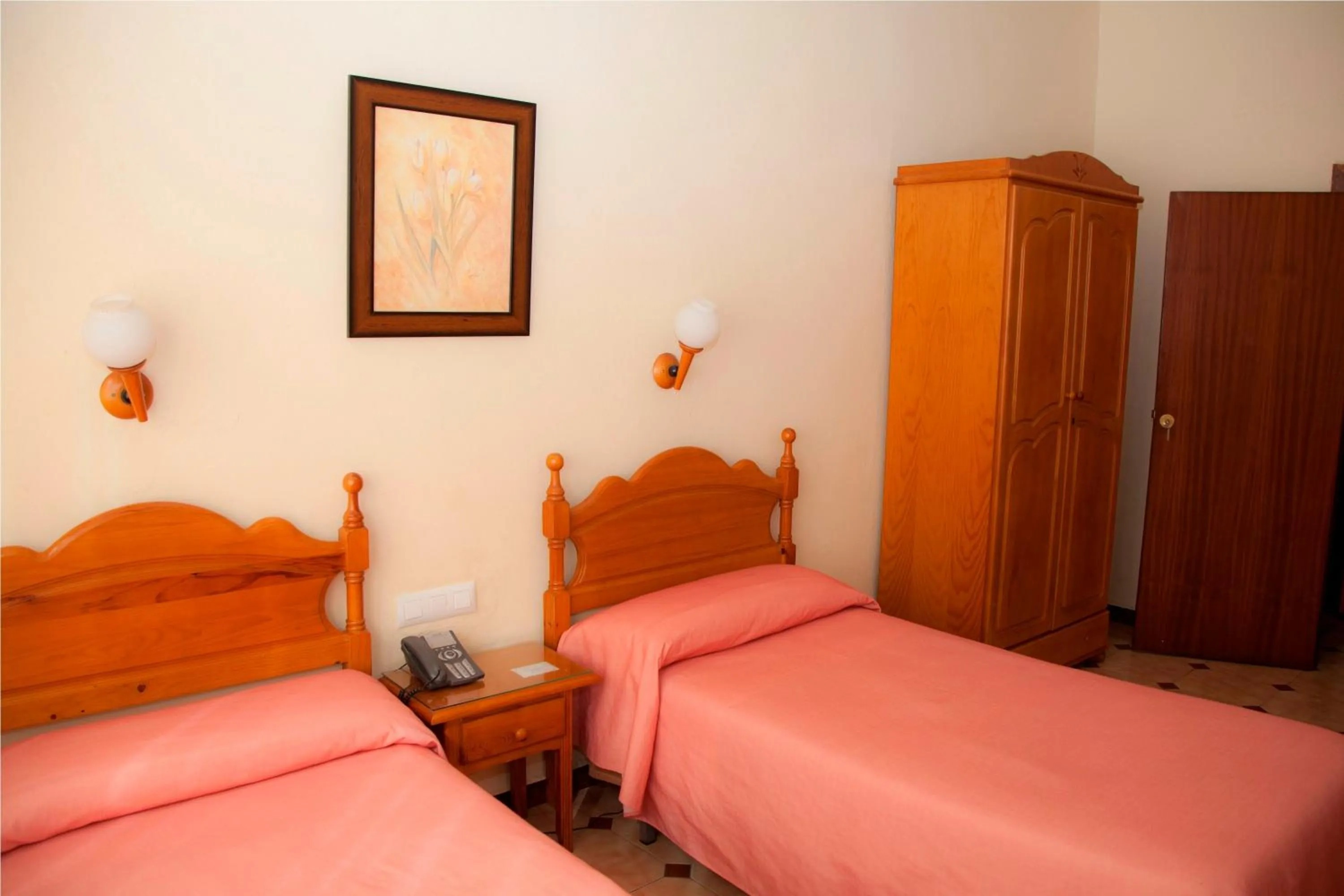 Bed in Hostal París