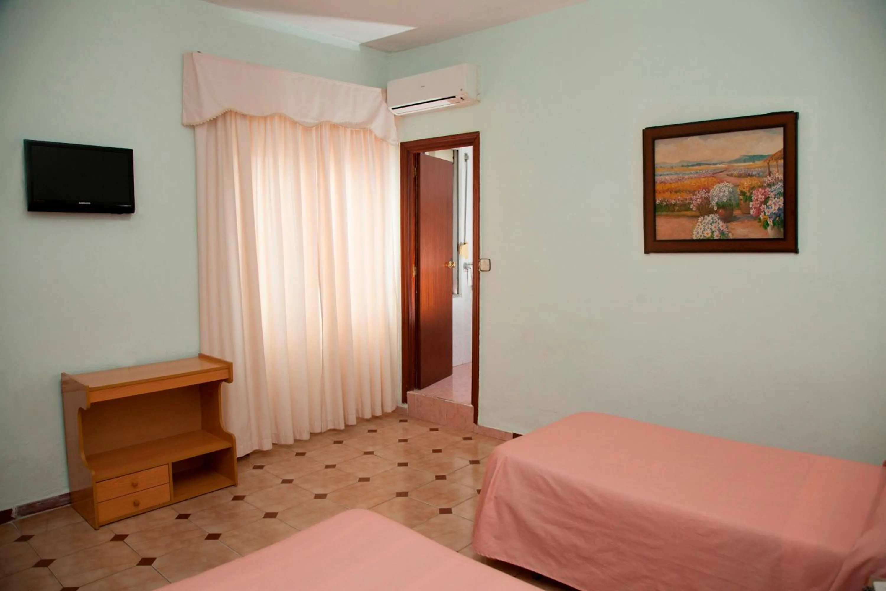 Photo of the whole room, Bed in Hostal París