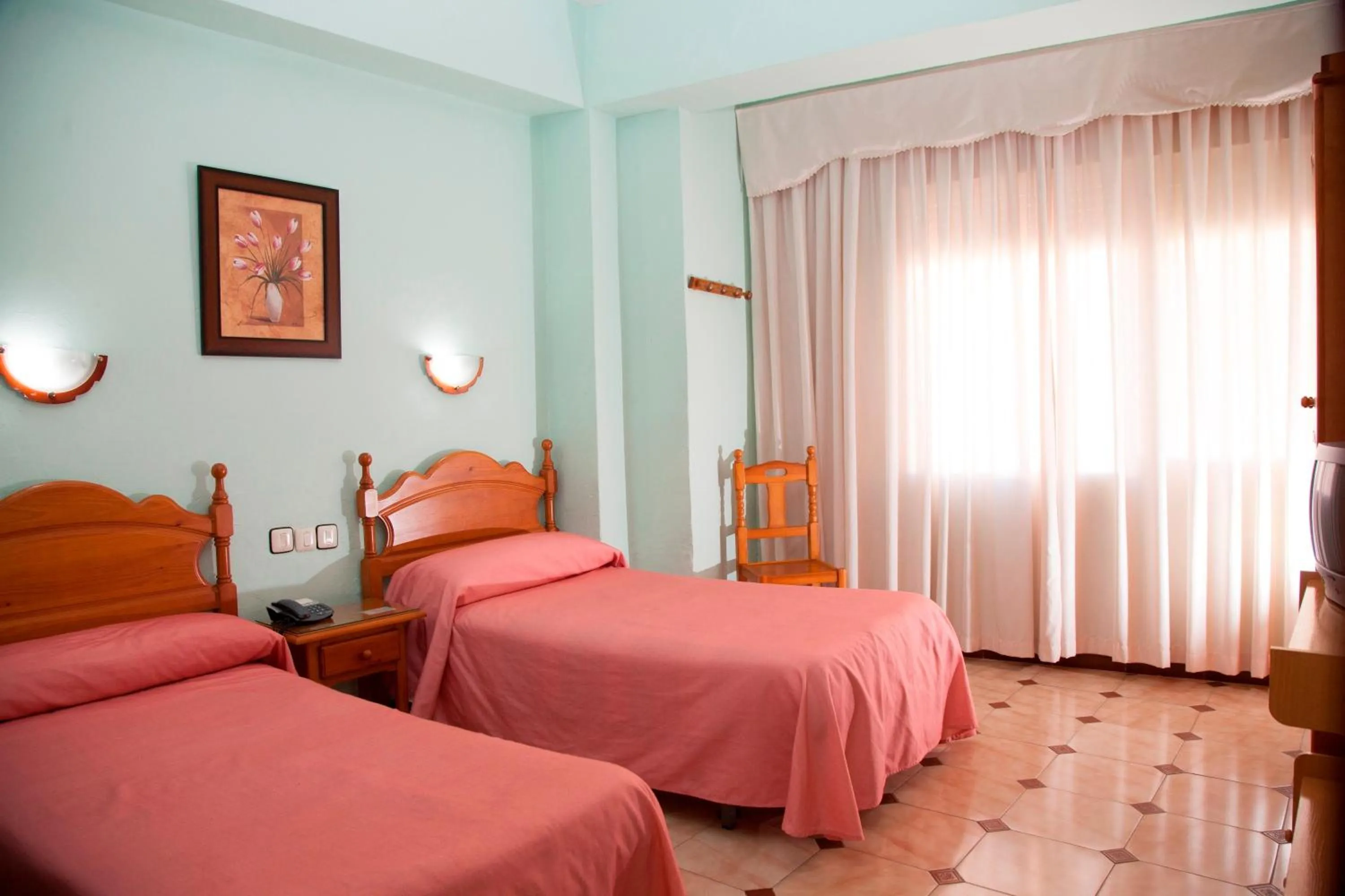 Photo of the whole room, Bed in Hostal París