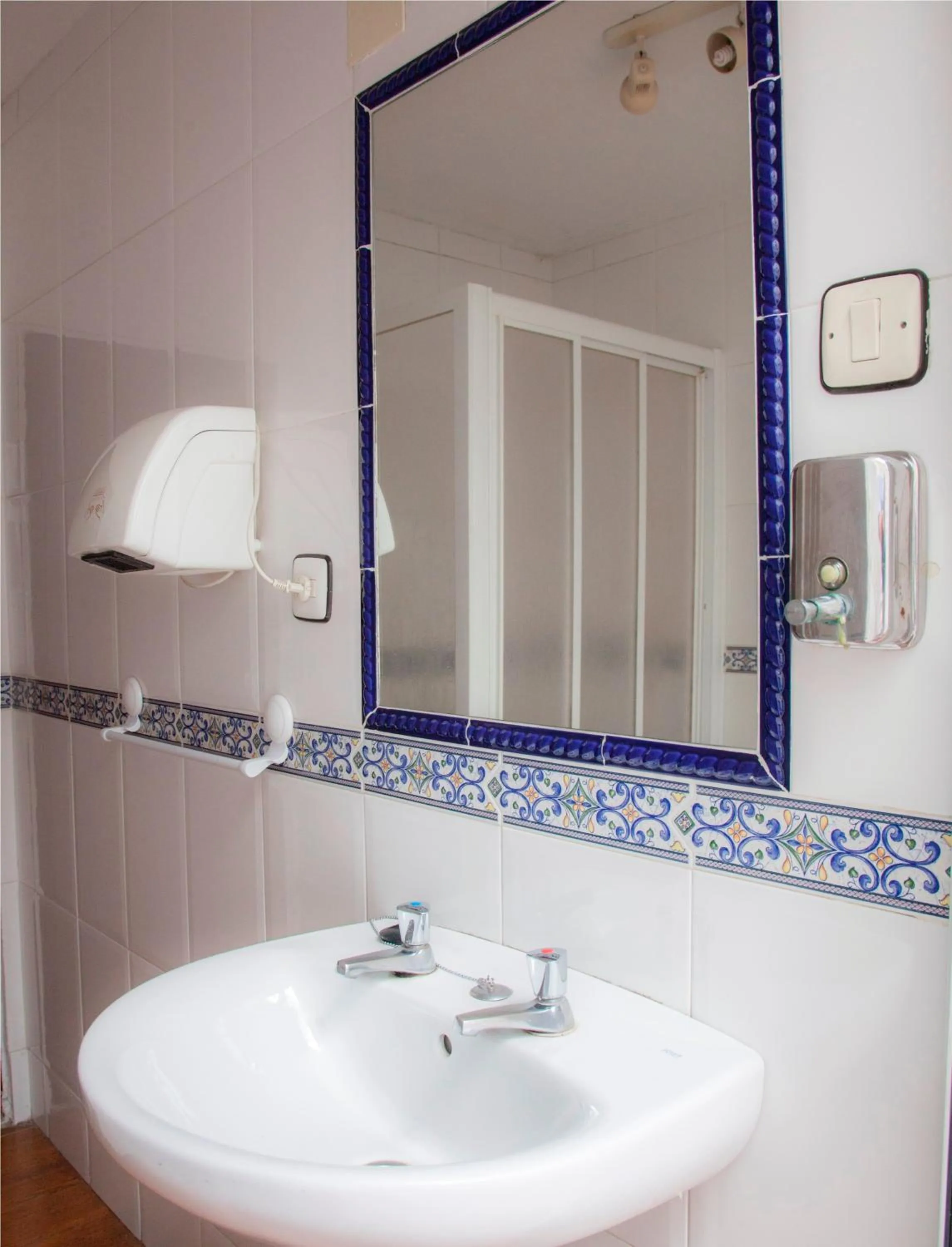 Bathroom in Hostal París