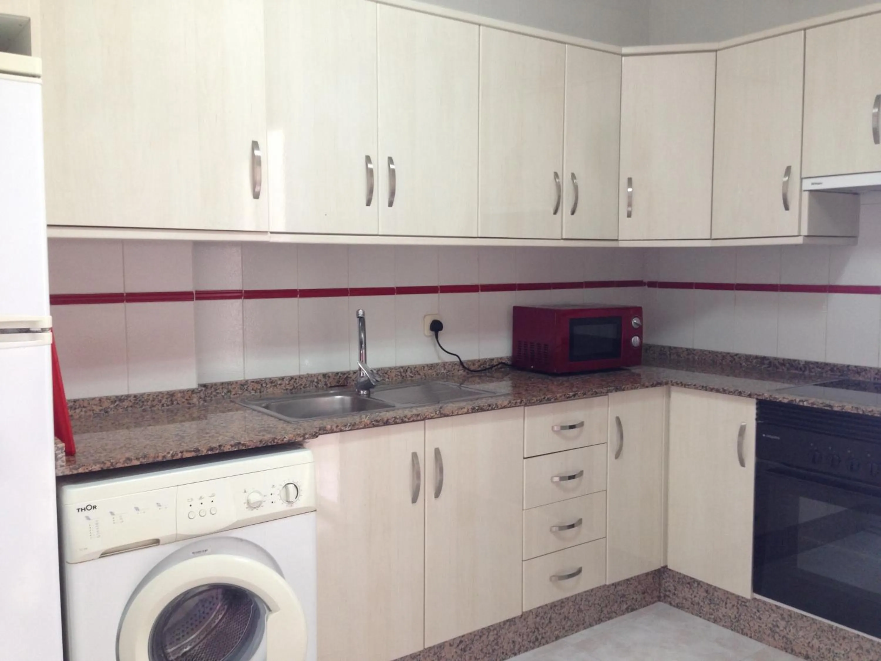 Kitchen or kitchenette in Apartamentos Copacabana Playa